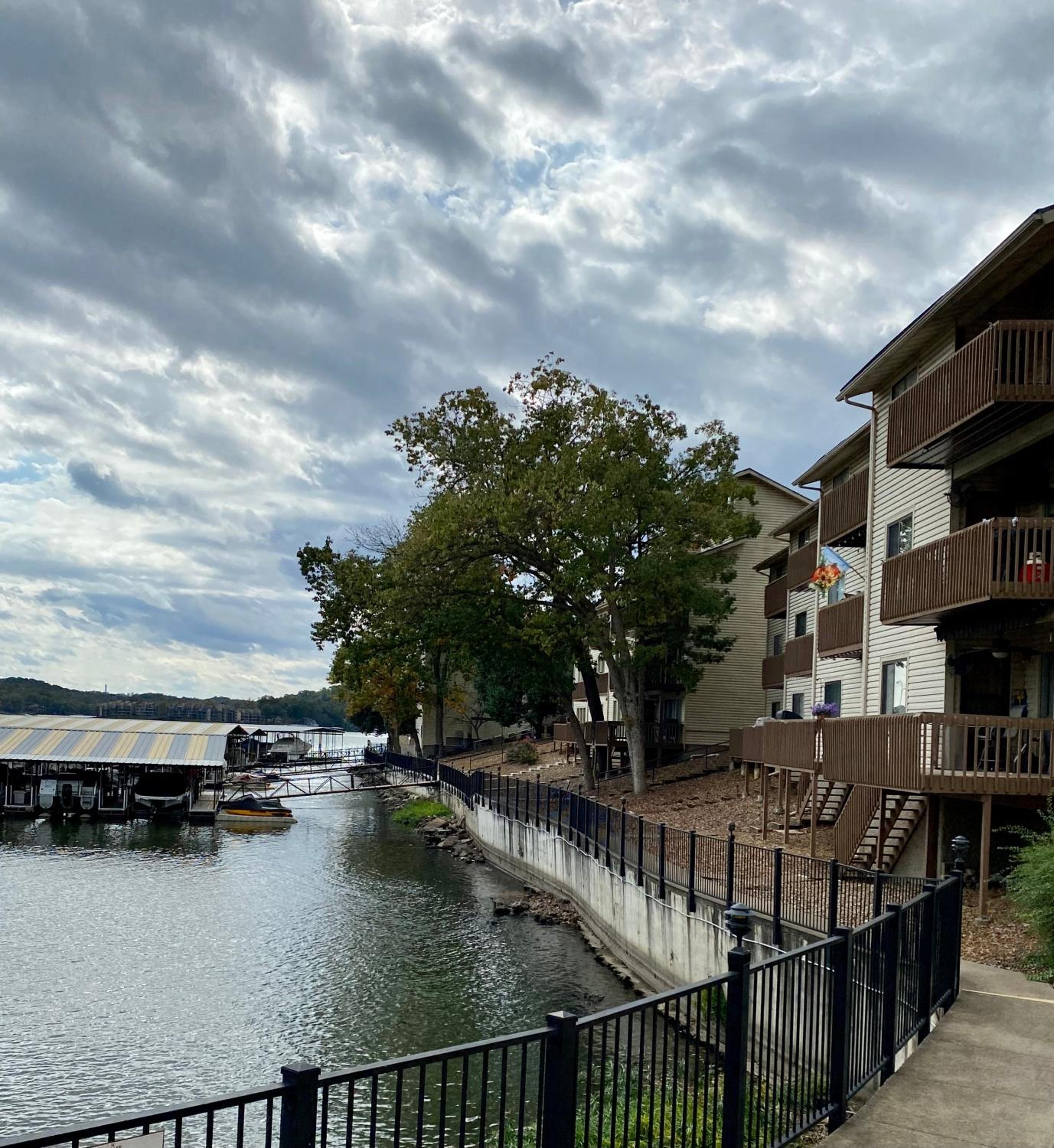 Lakefront Couple Retreat near Hot Spots and Dining