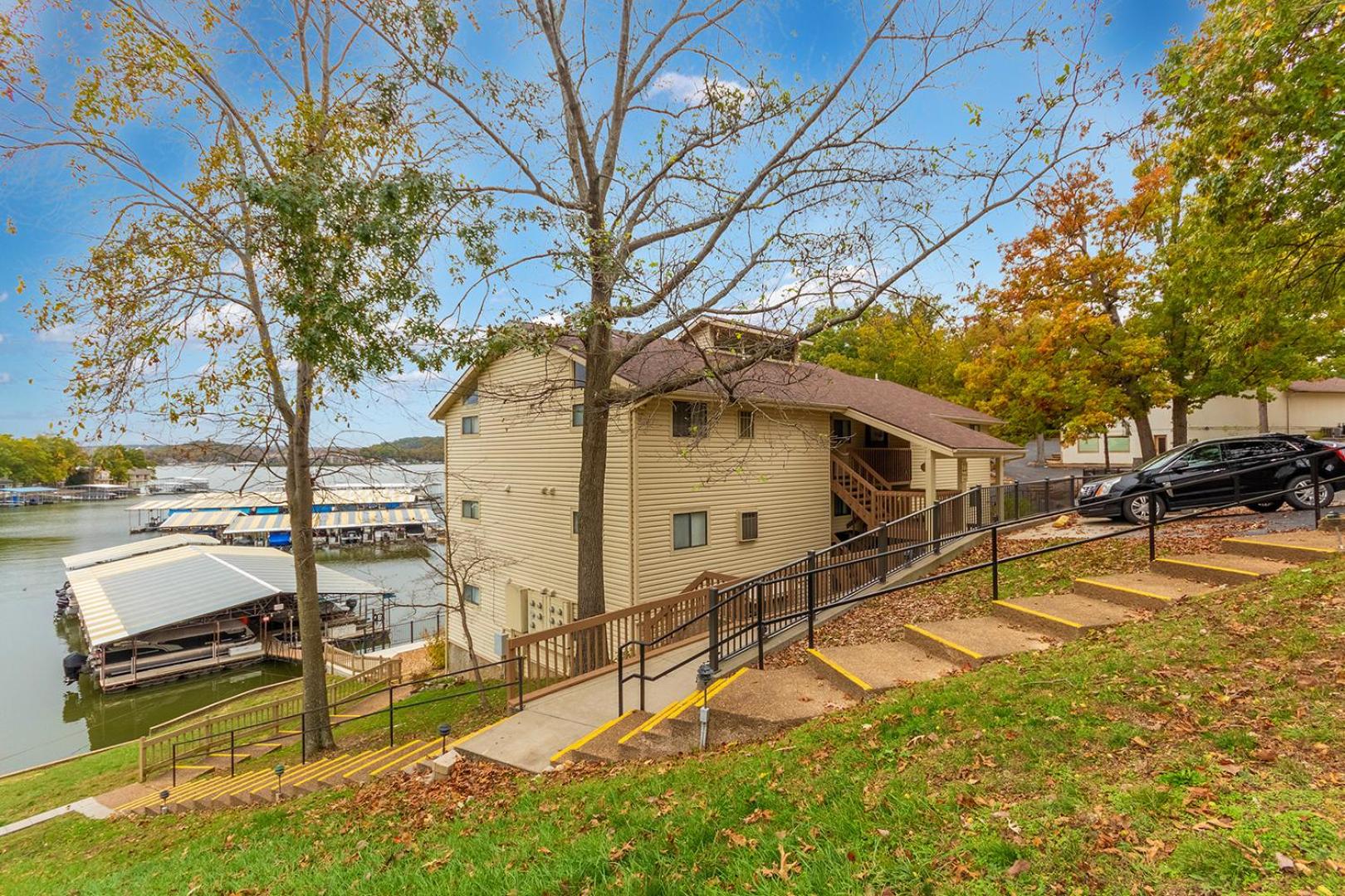 Lakefront Couple Retreat near Hot Spots and Dining