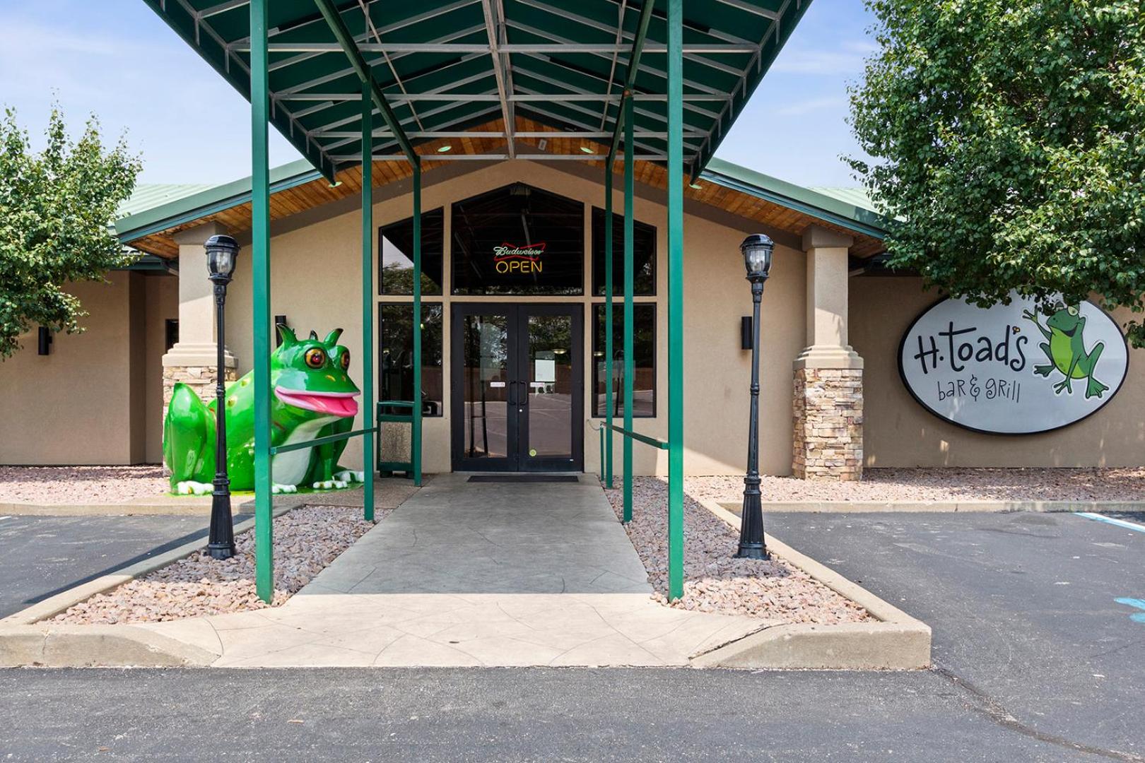 Lakefront Couple Retreat near Hot Spots and Dining