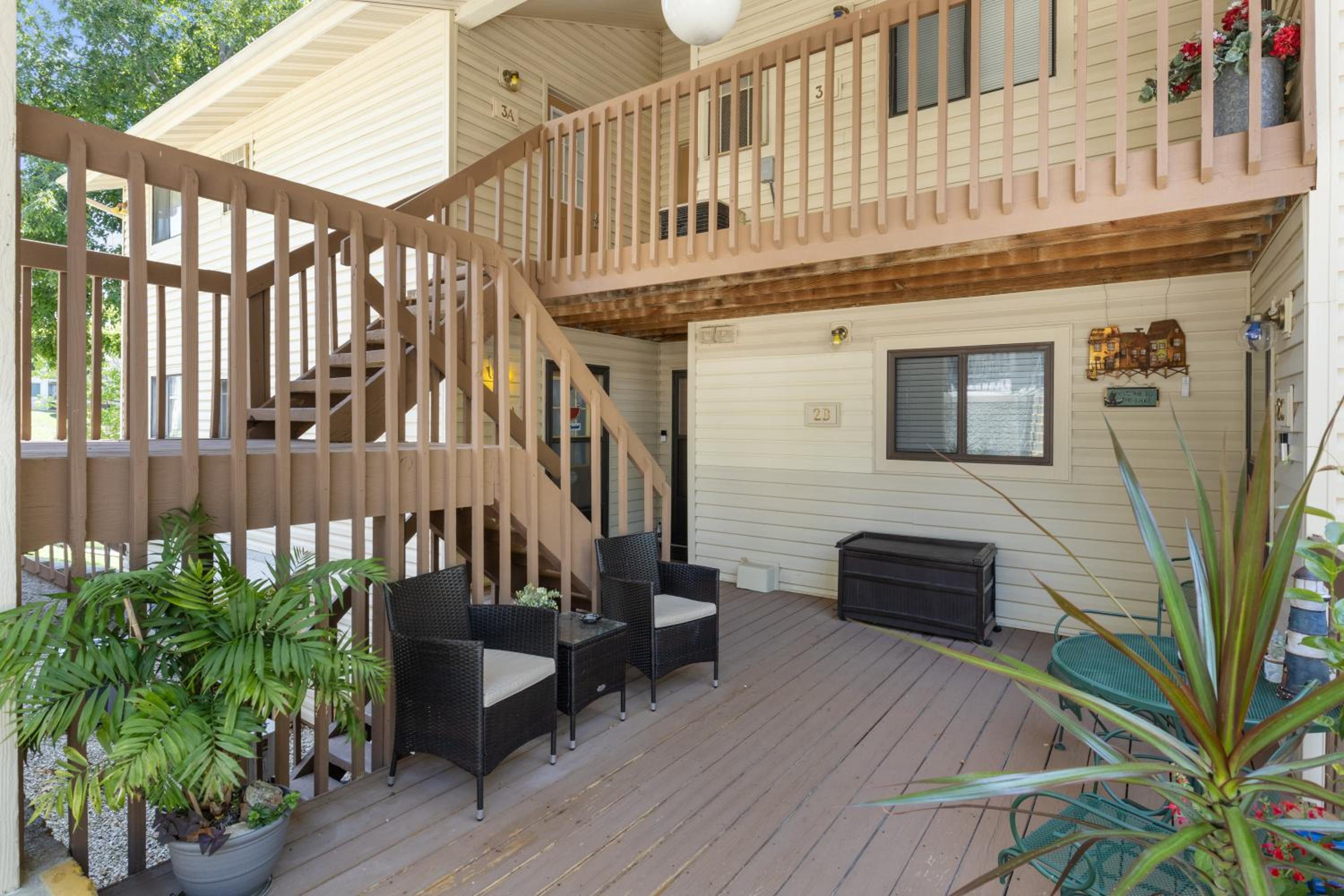 Lakefront Couple Retreat near Hot Spots and Dining