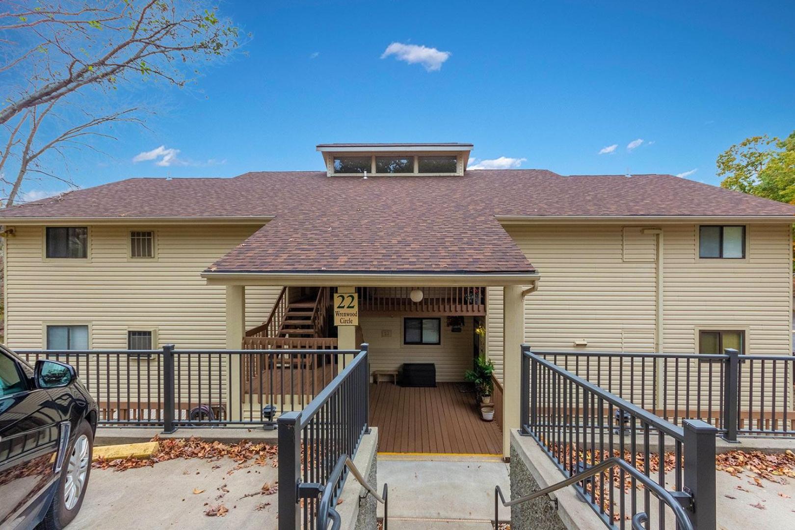 Lakefront Couple Retreat near Hot Spots and Dining