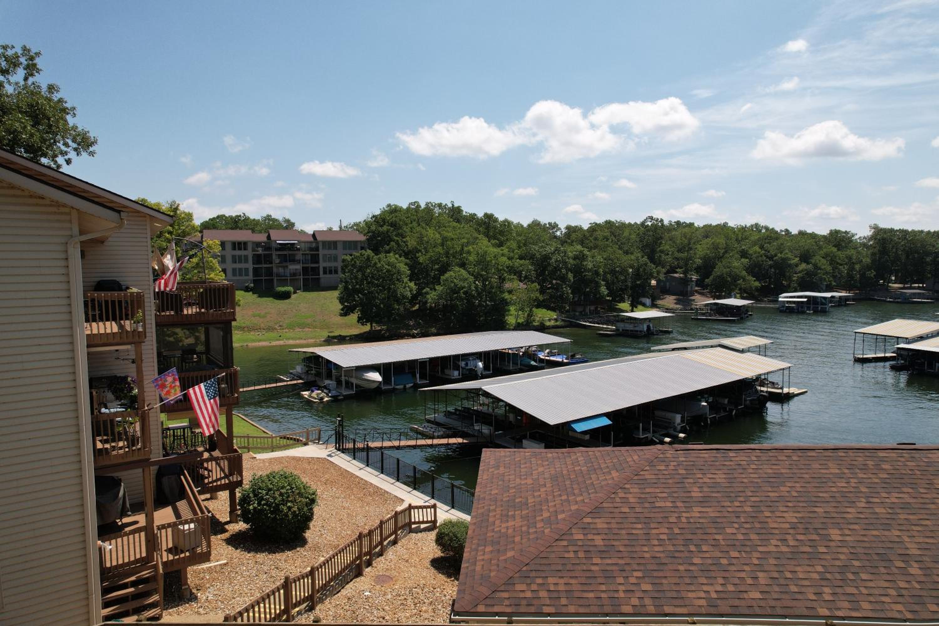 Lakefront Couple Retreat near Hot Spots and Dining