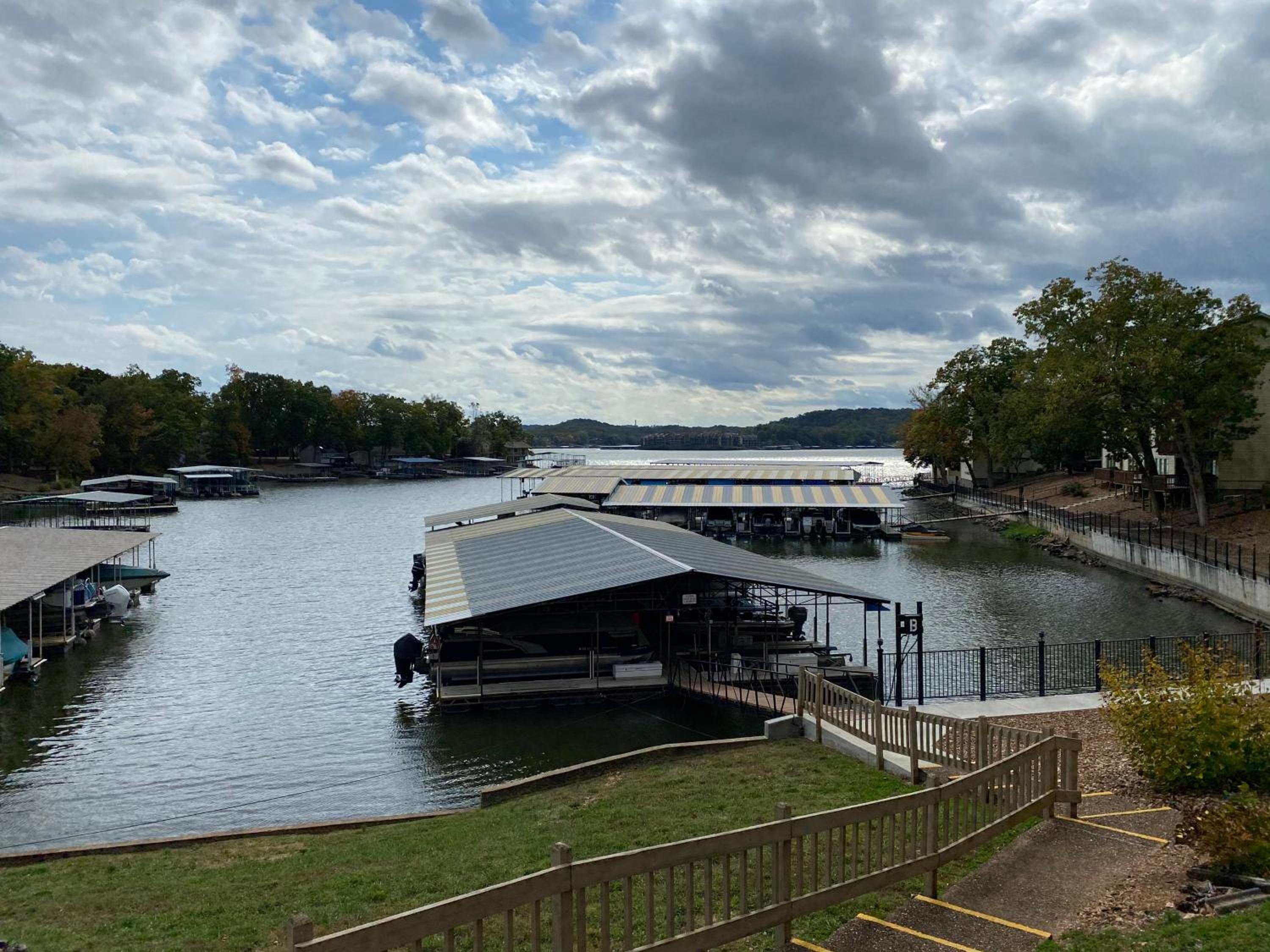 Lakefront Couple Retreat near Hot Spots and Dining