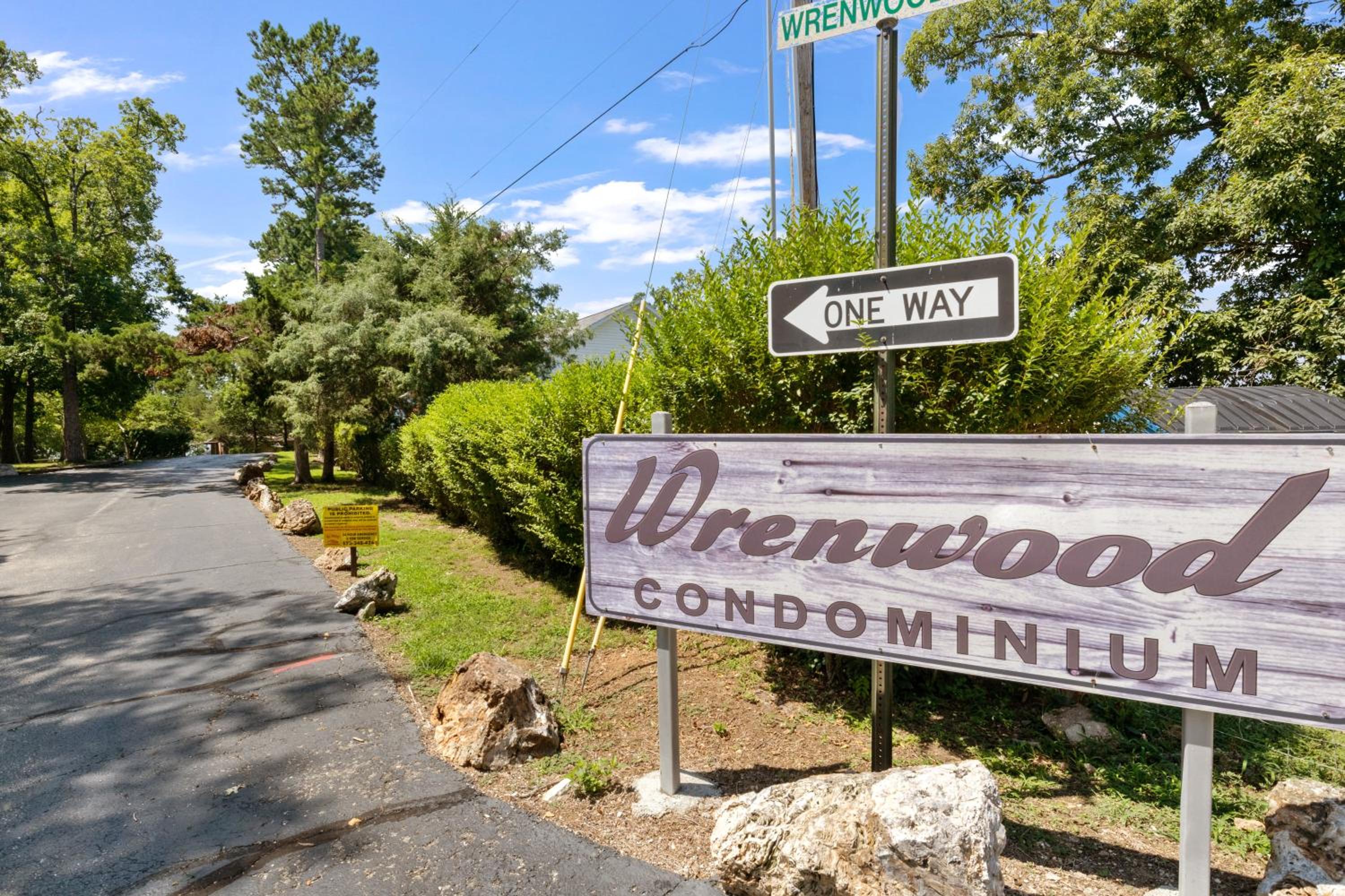 Lakefront Couple Retreat near Hot Spots and Dining