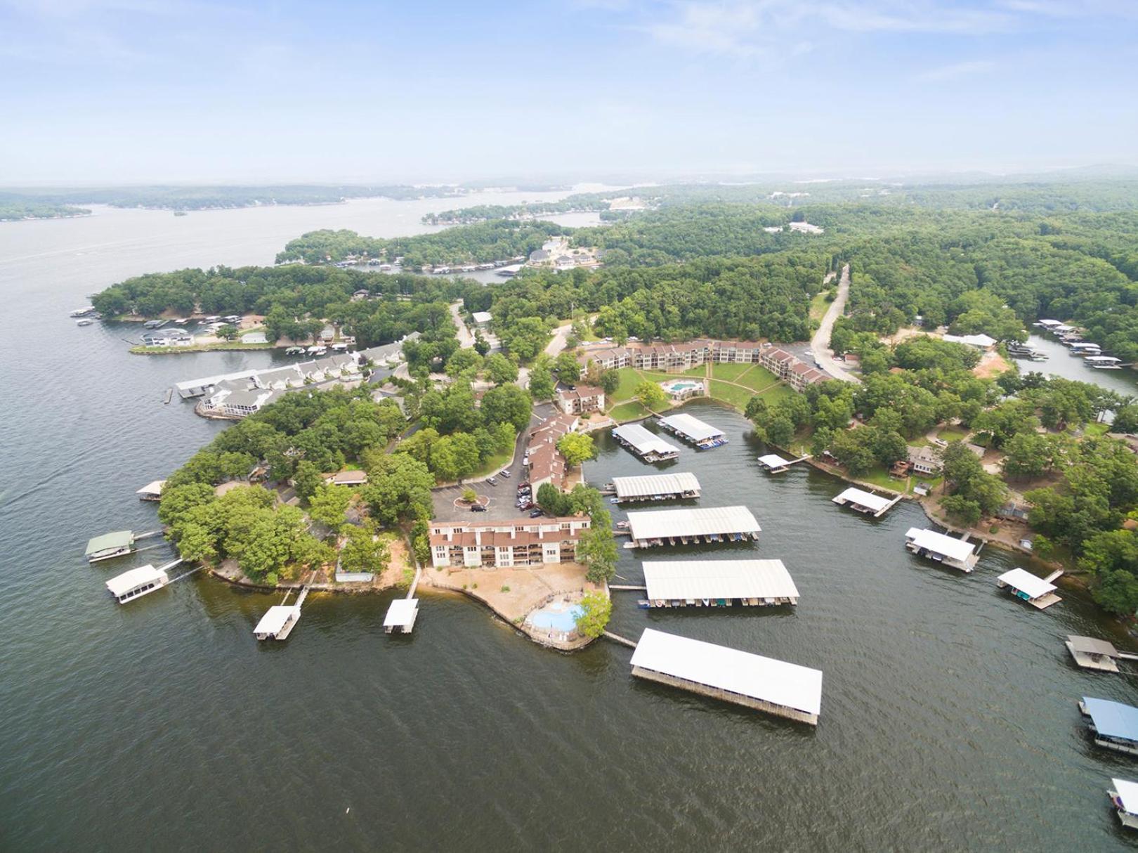 Lakefront Couple Retreat near Hot Spots and Dining