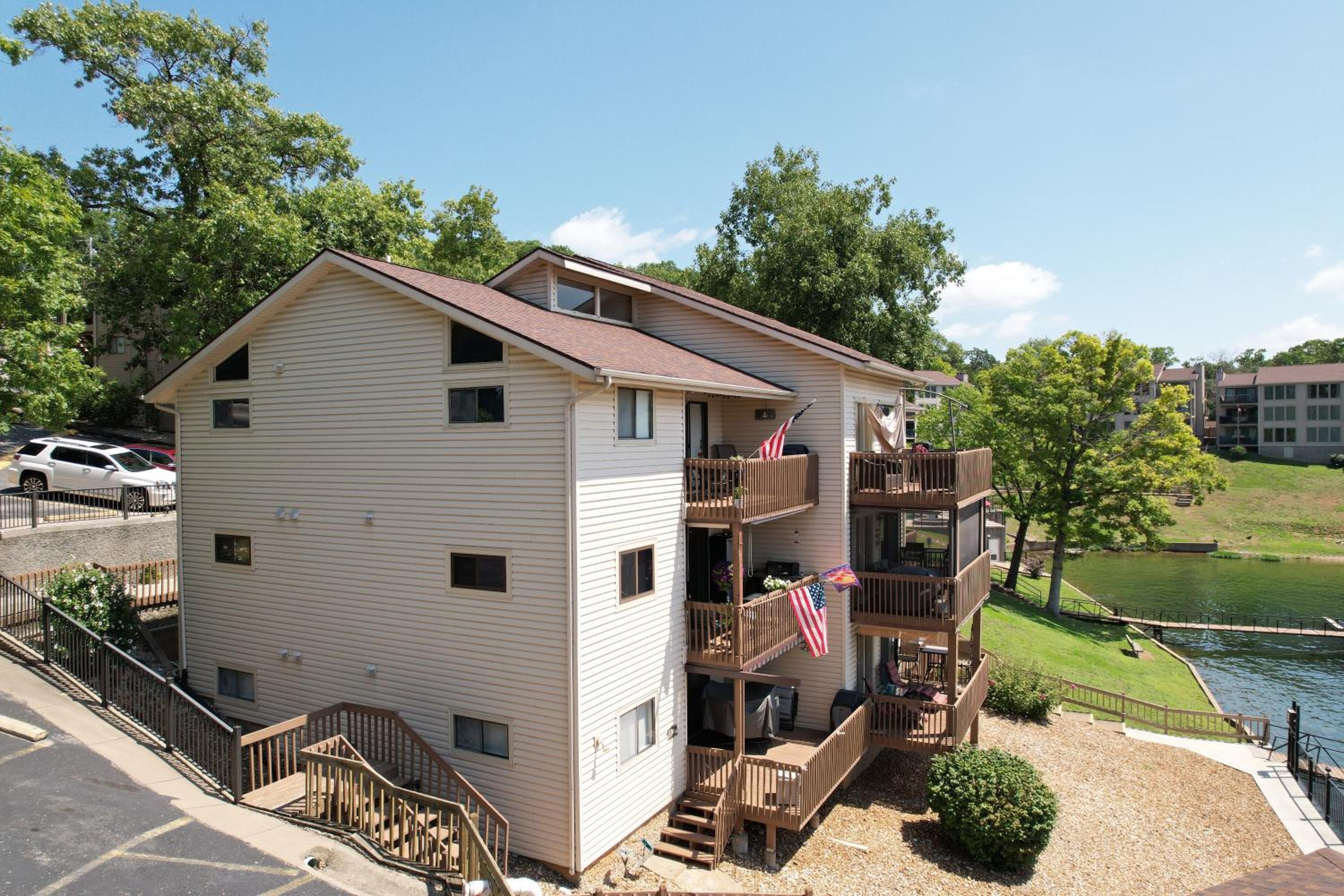 Lakefront Couple Retreat near Hot Spots and Dining