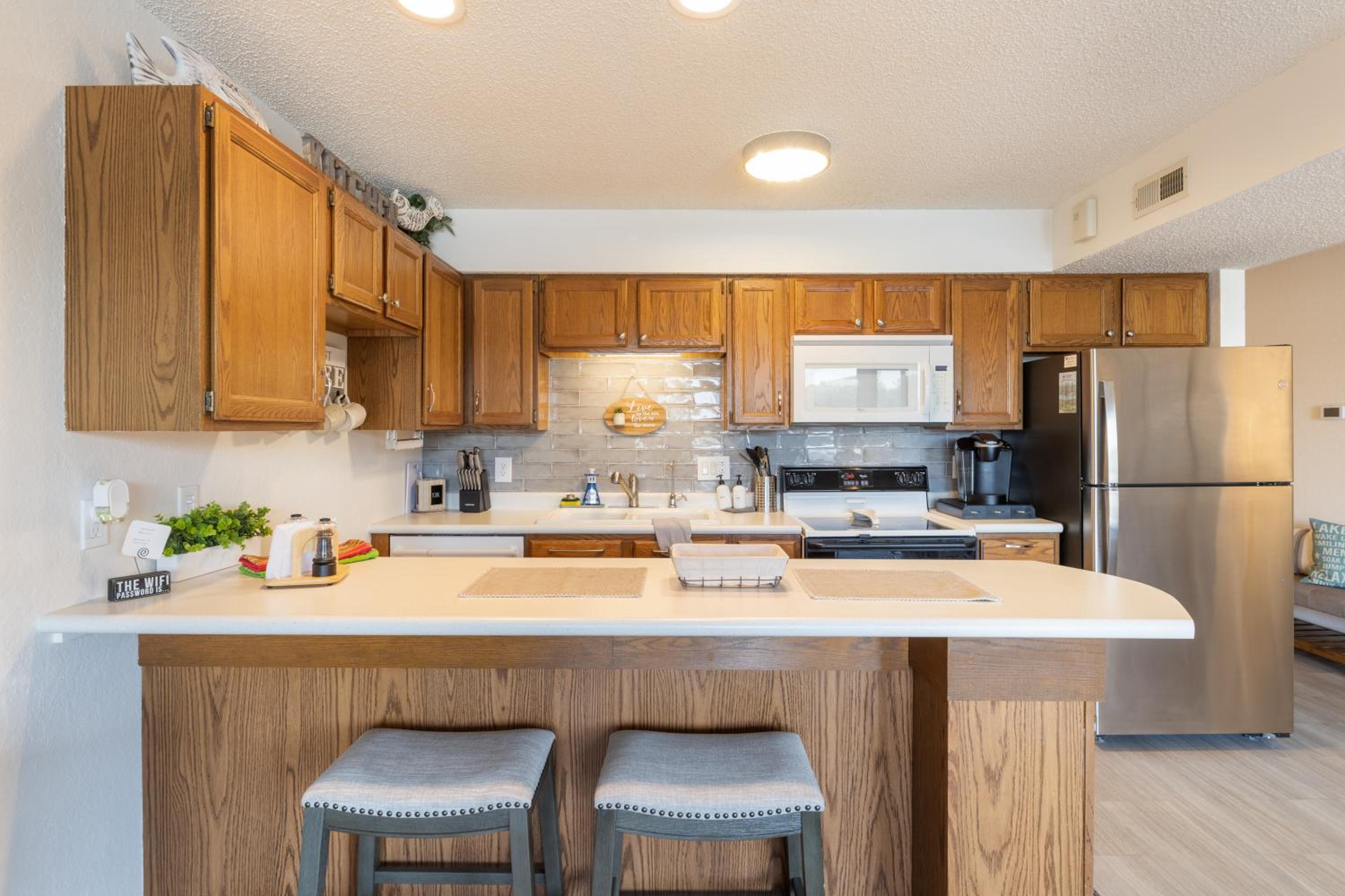 Lakefront Couple Retreat near Hot Spots and Dining