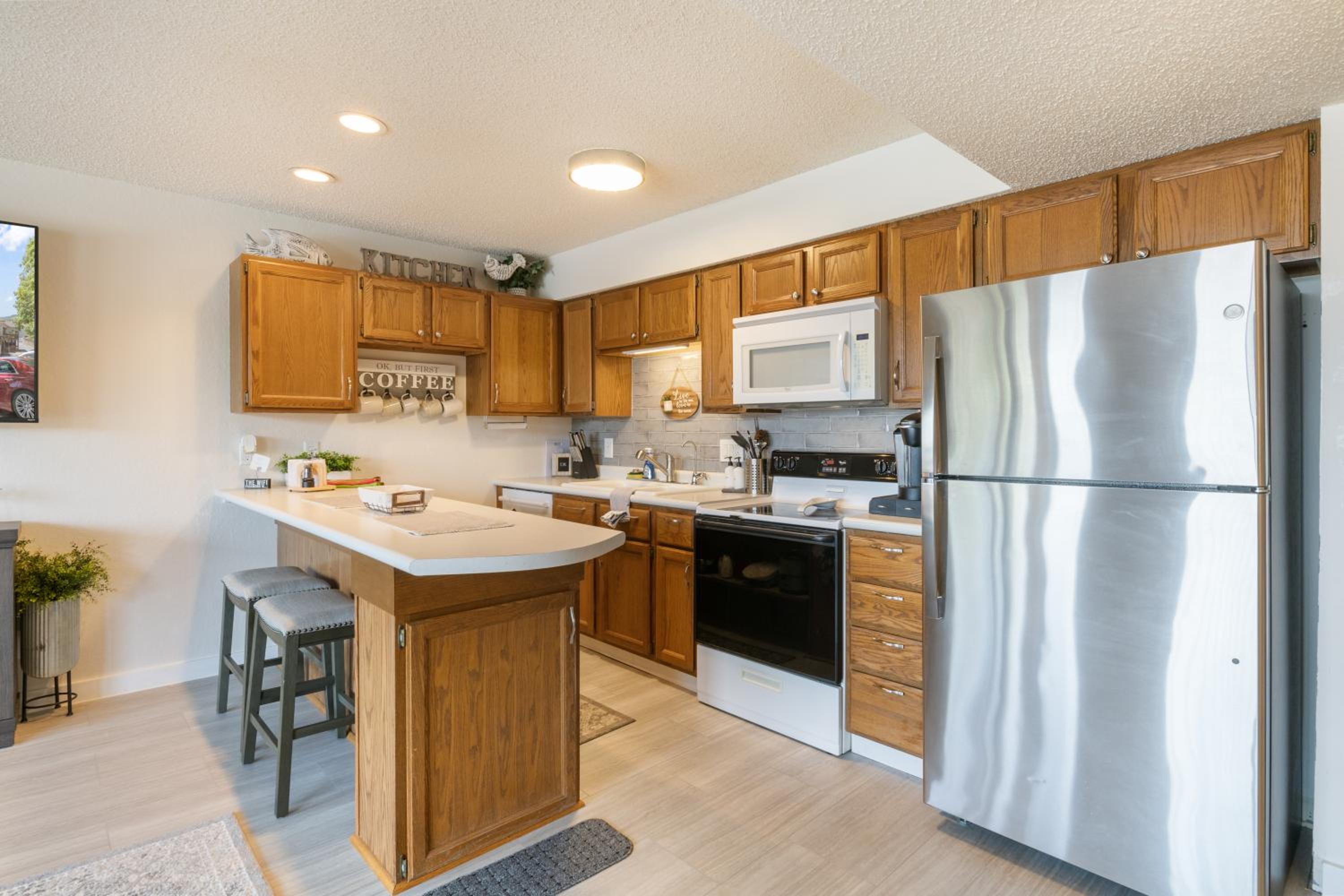 Lakefront Couple Retreat near Hot Spots and Dining