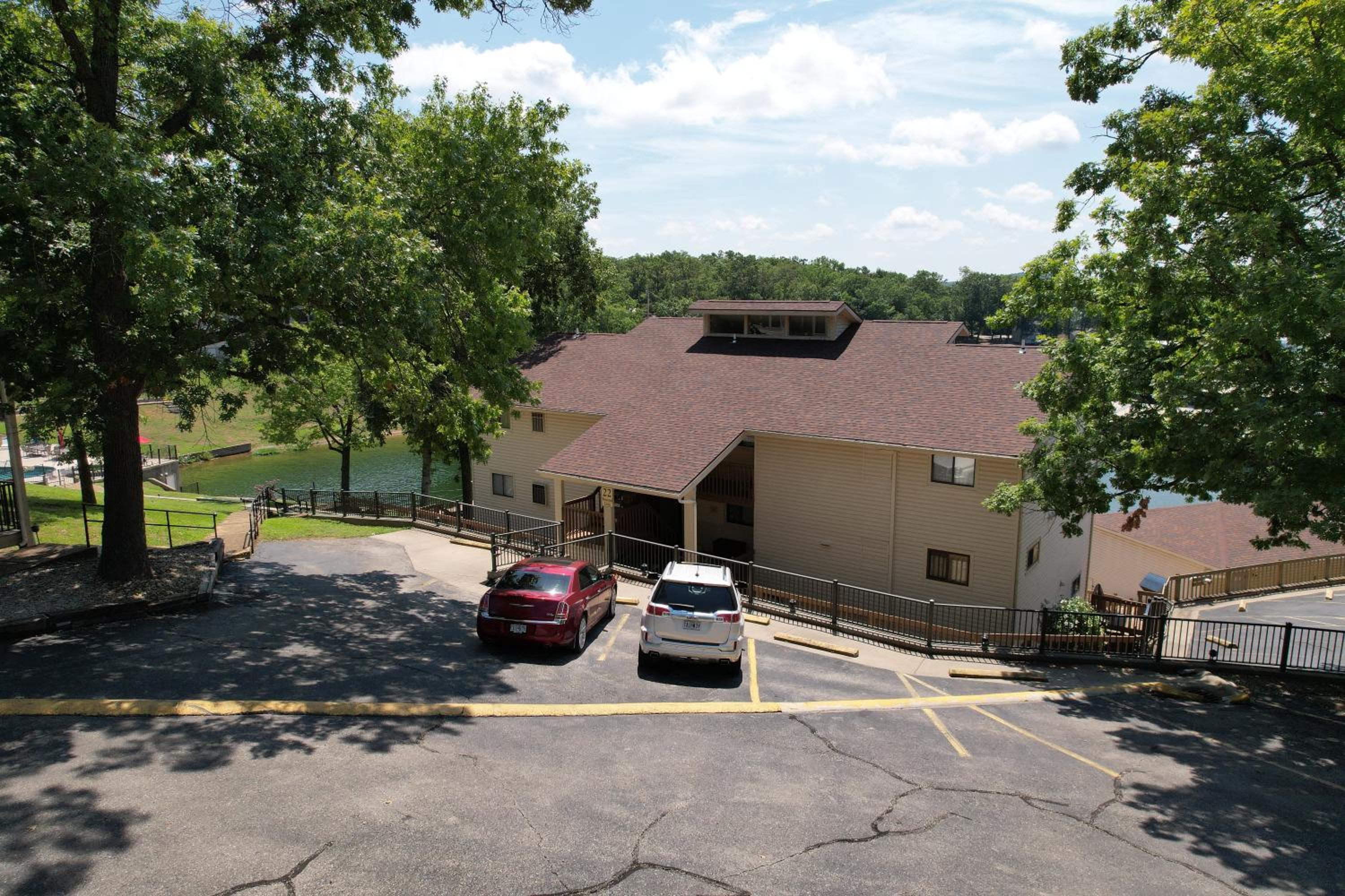 Lakefront Couple Retreat near Hot Spots and Dining