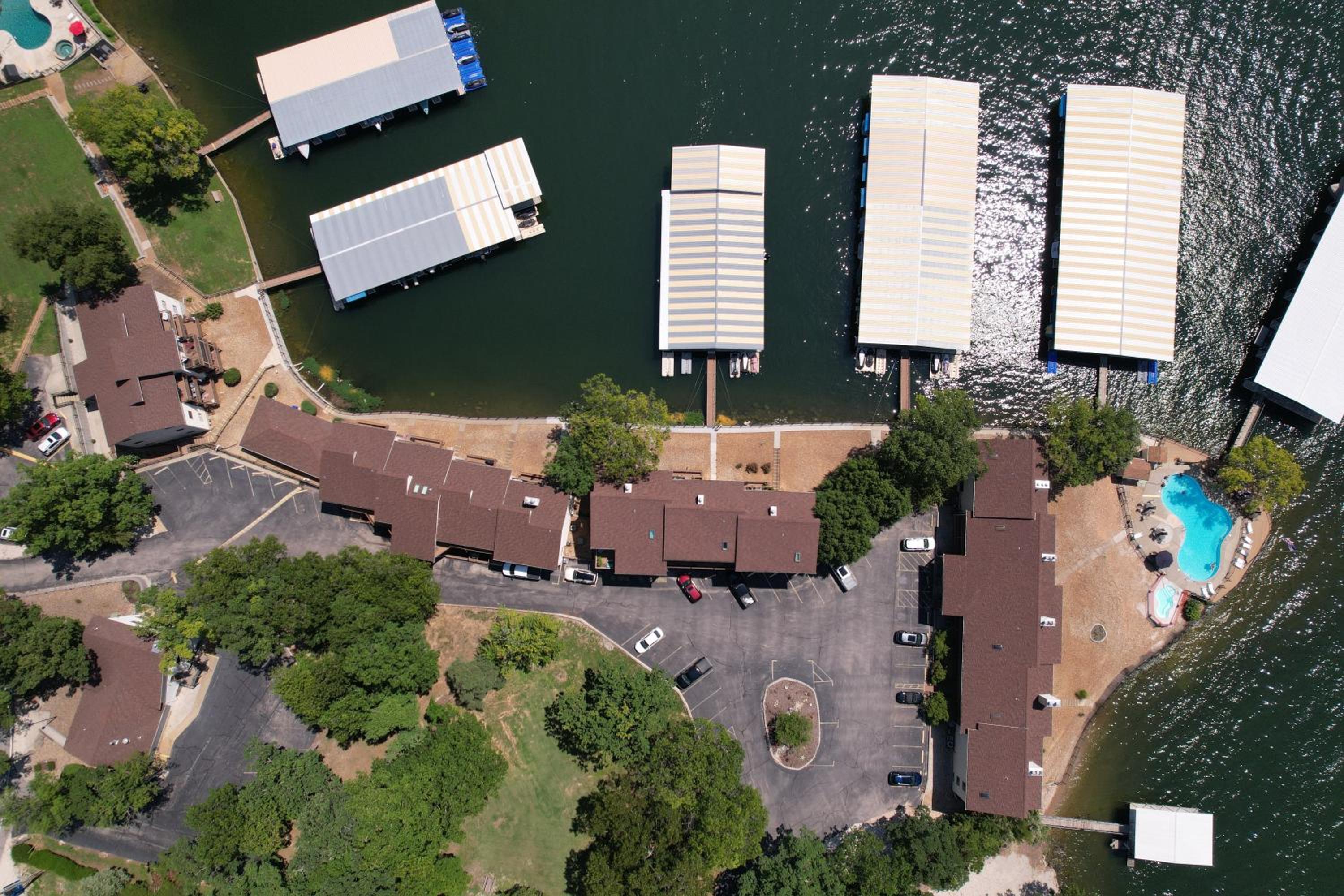 Lakefront Couple Retreat near Hot Spots and Dining