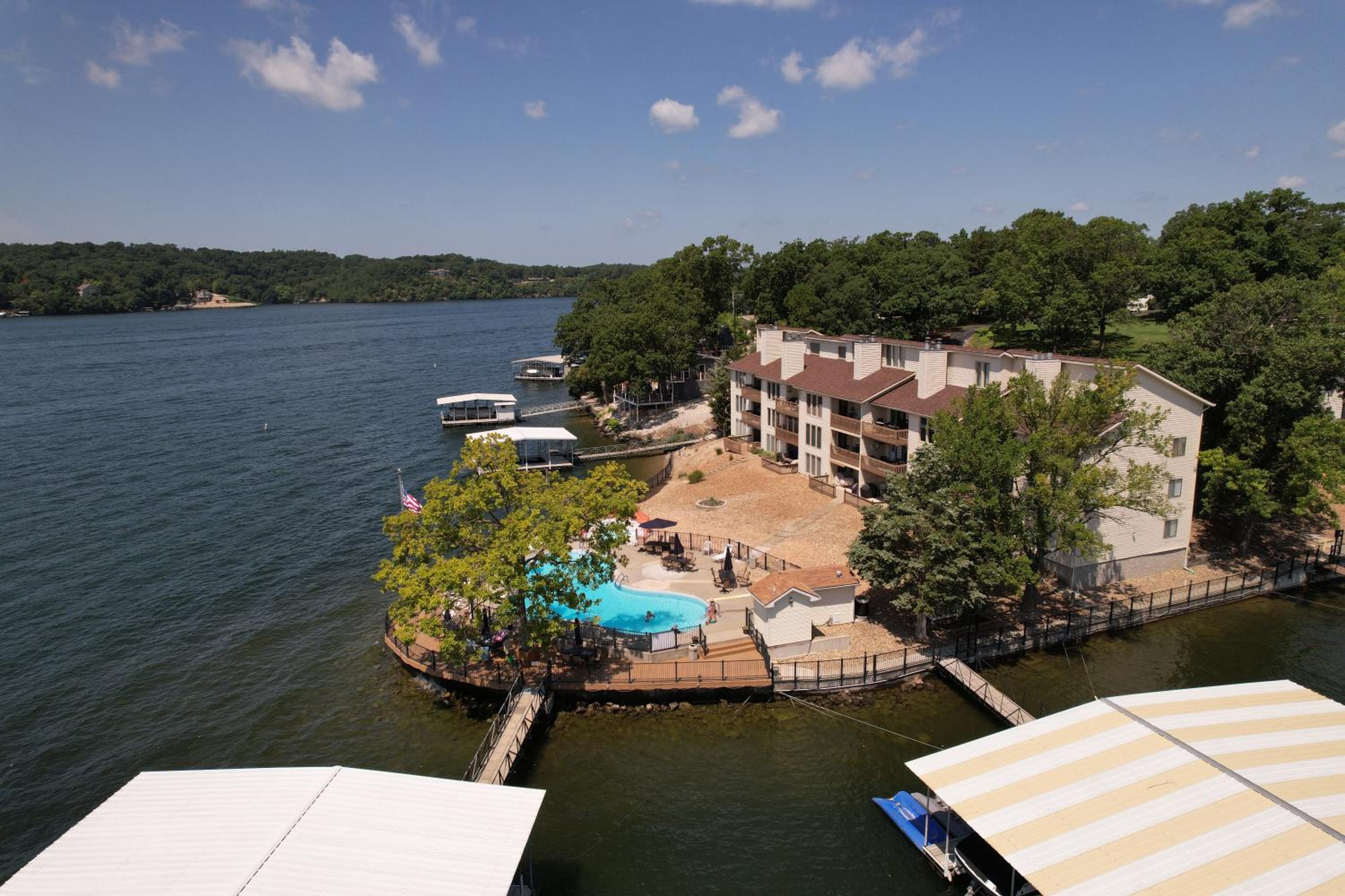 Lakefront Couple Retreat near Hot Spots and Dining