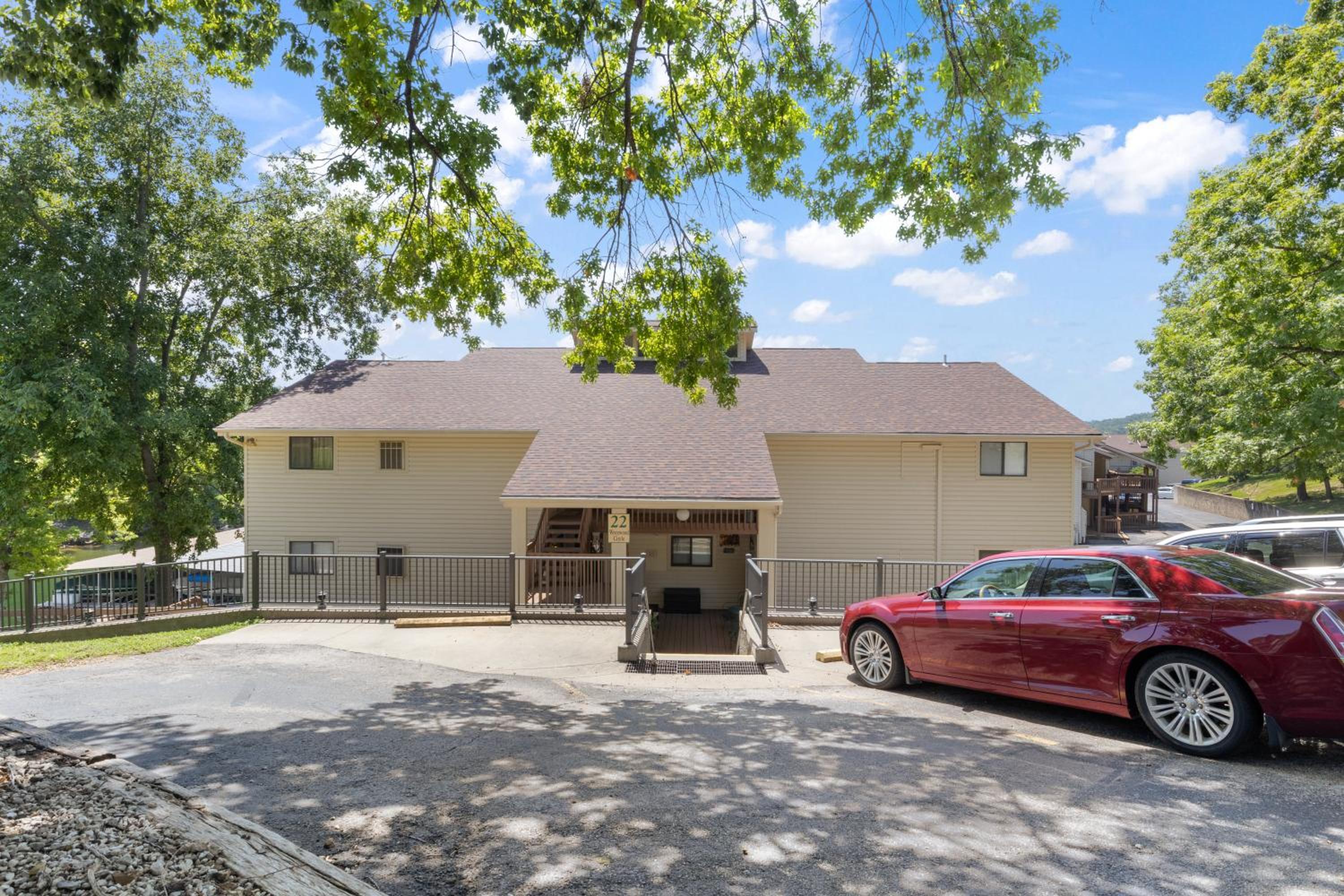 Lakefront Couple Retreat near Hot Spots and Dining