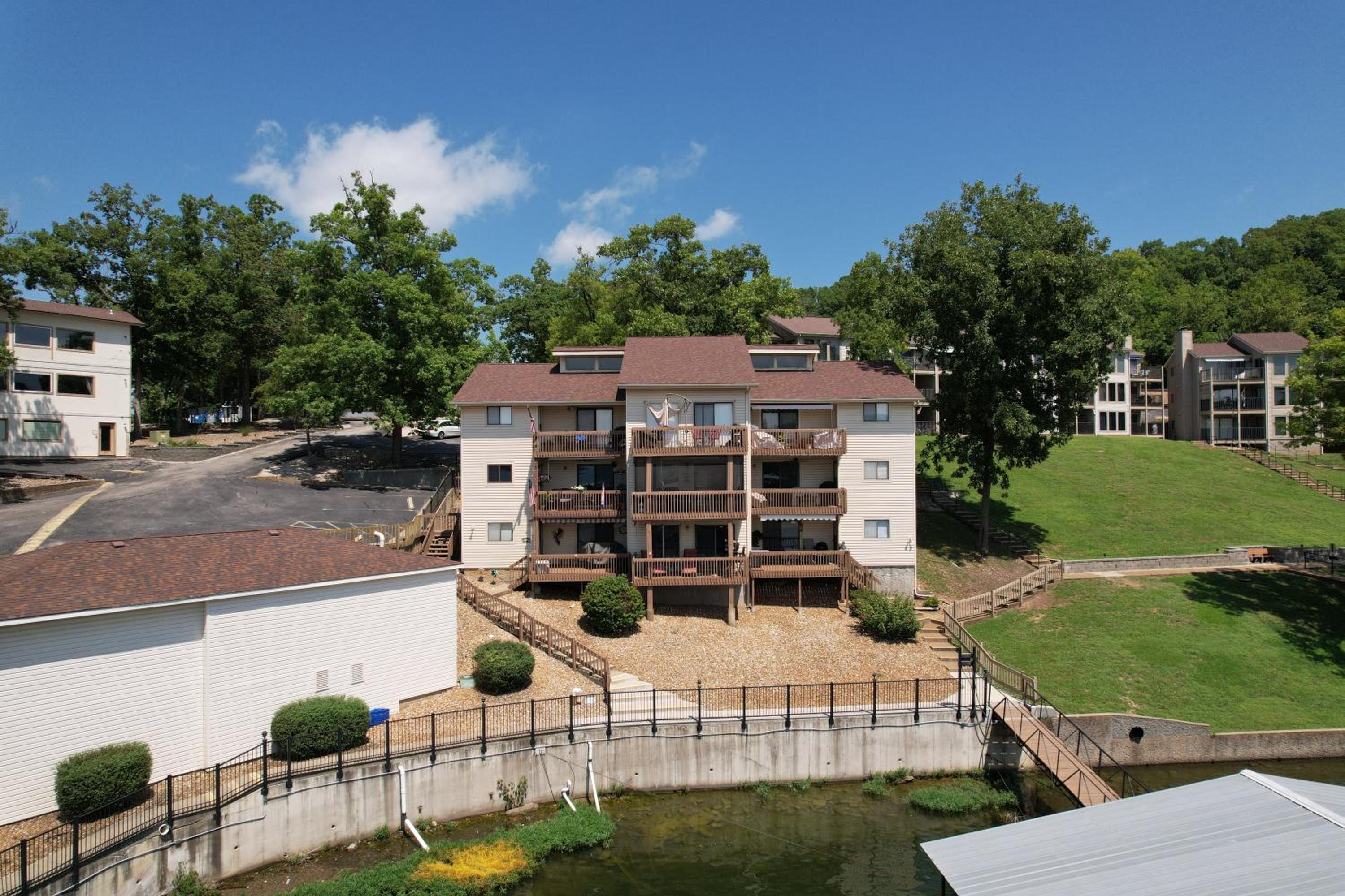 Lakefront Couple Retreat near Hot Spots and Dining