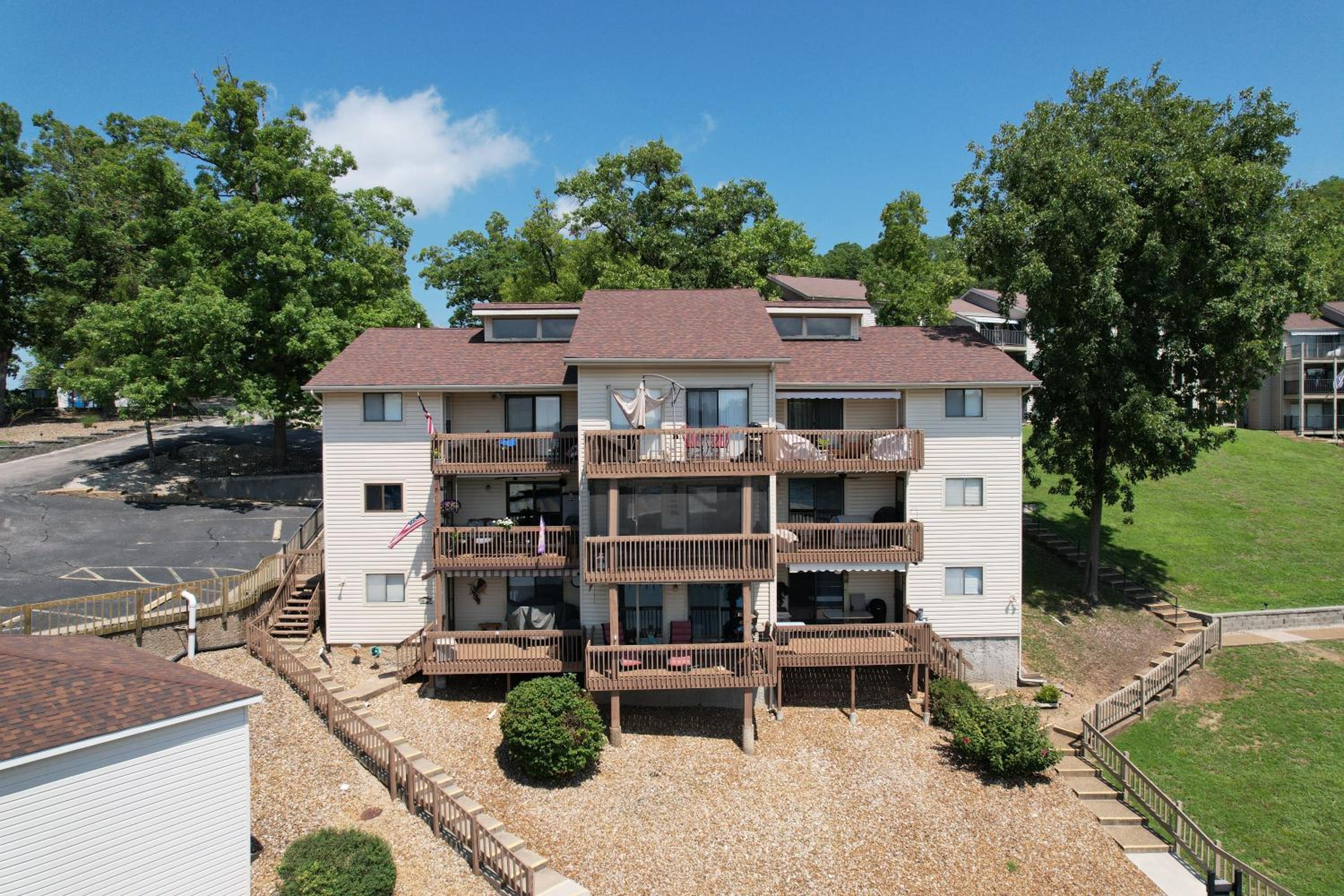 Lakefront Couple Retreat near Hot Spots and Dining