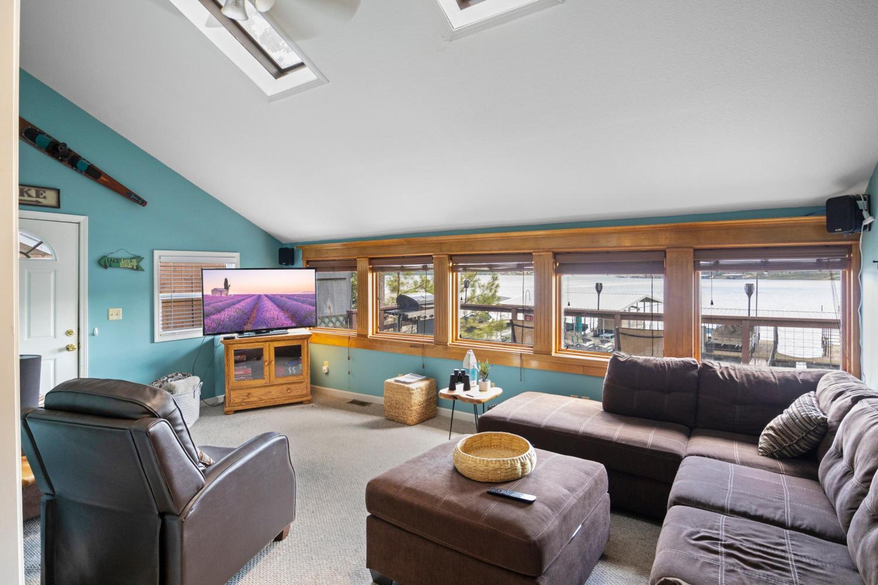 Pet-Friendly Lakefront Home in a Quiet Cove w/ Netflix, Outdoor Seating, Boat Slip