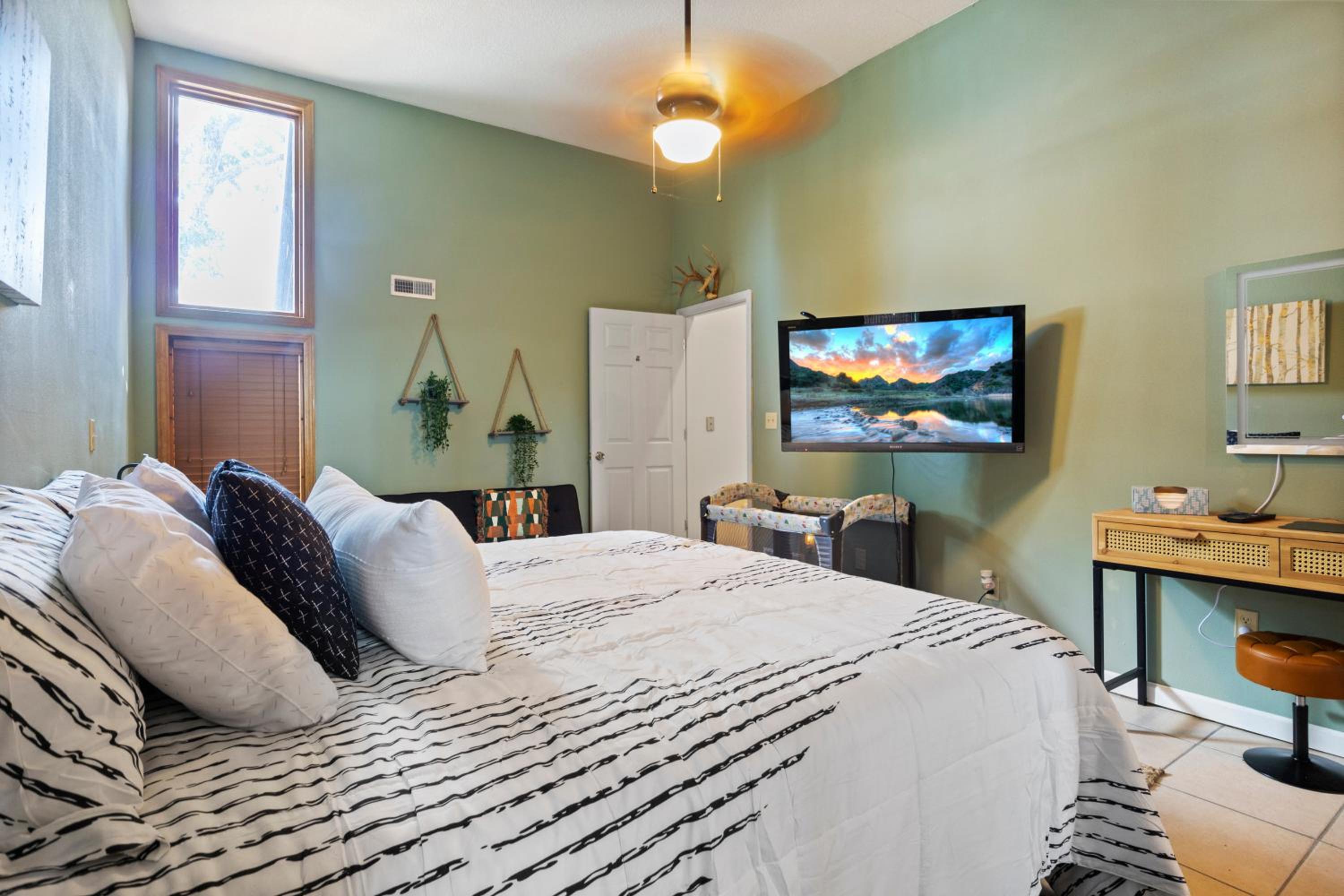 Pet-Friendly Lakefront Home in a Quiet Cove w/ Netflix, Outdoor Seating, Boat Slip