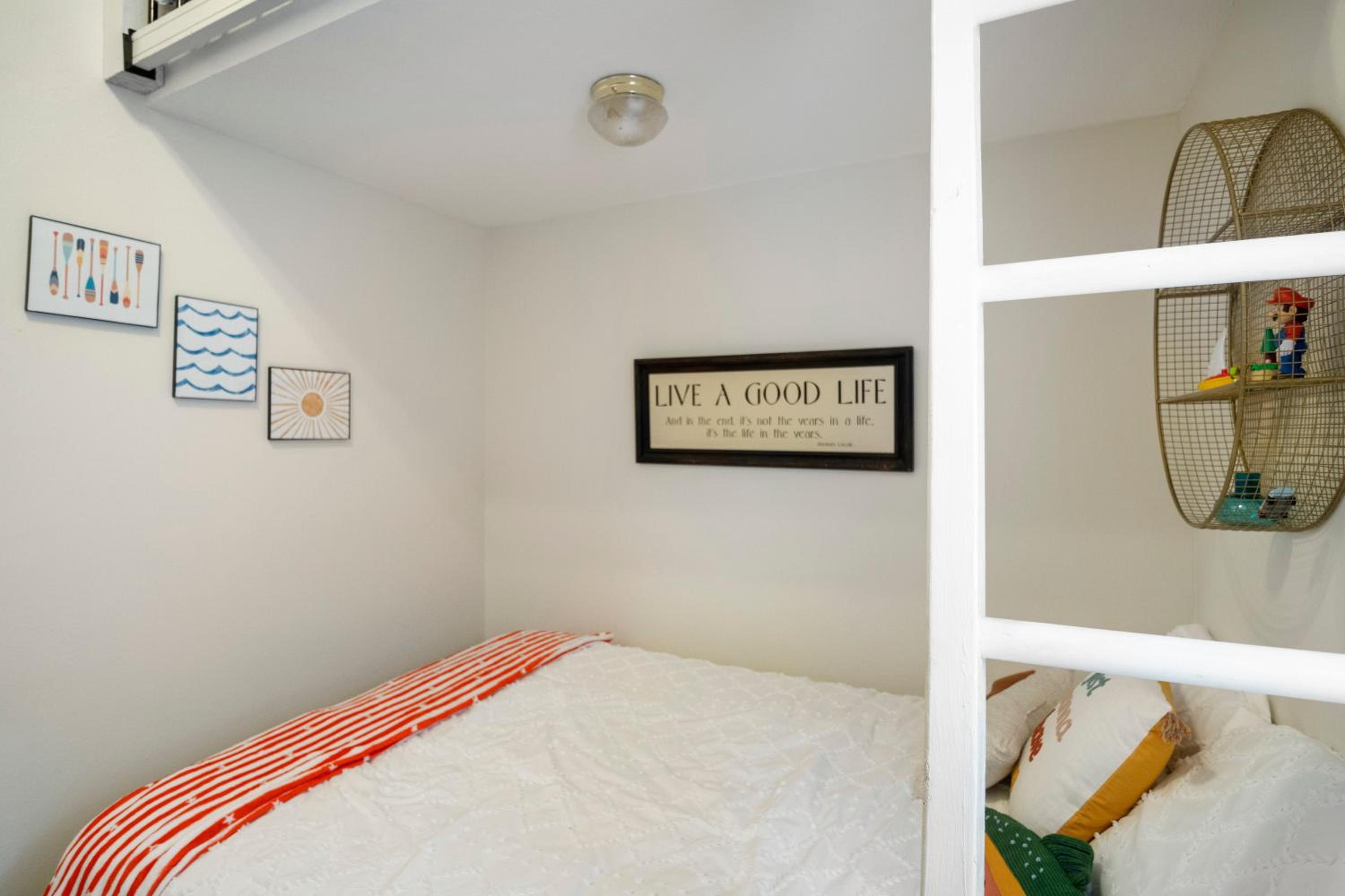 Pet-Friendly Lakefront Home in a Quiet Cove w/ Netflix, Outdoor Seating, Boat Slip
