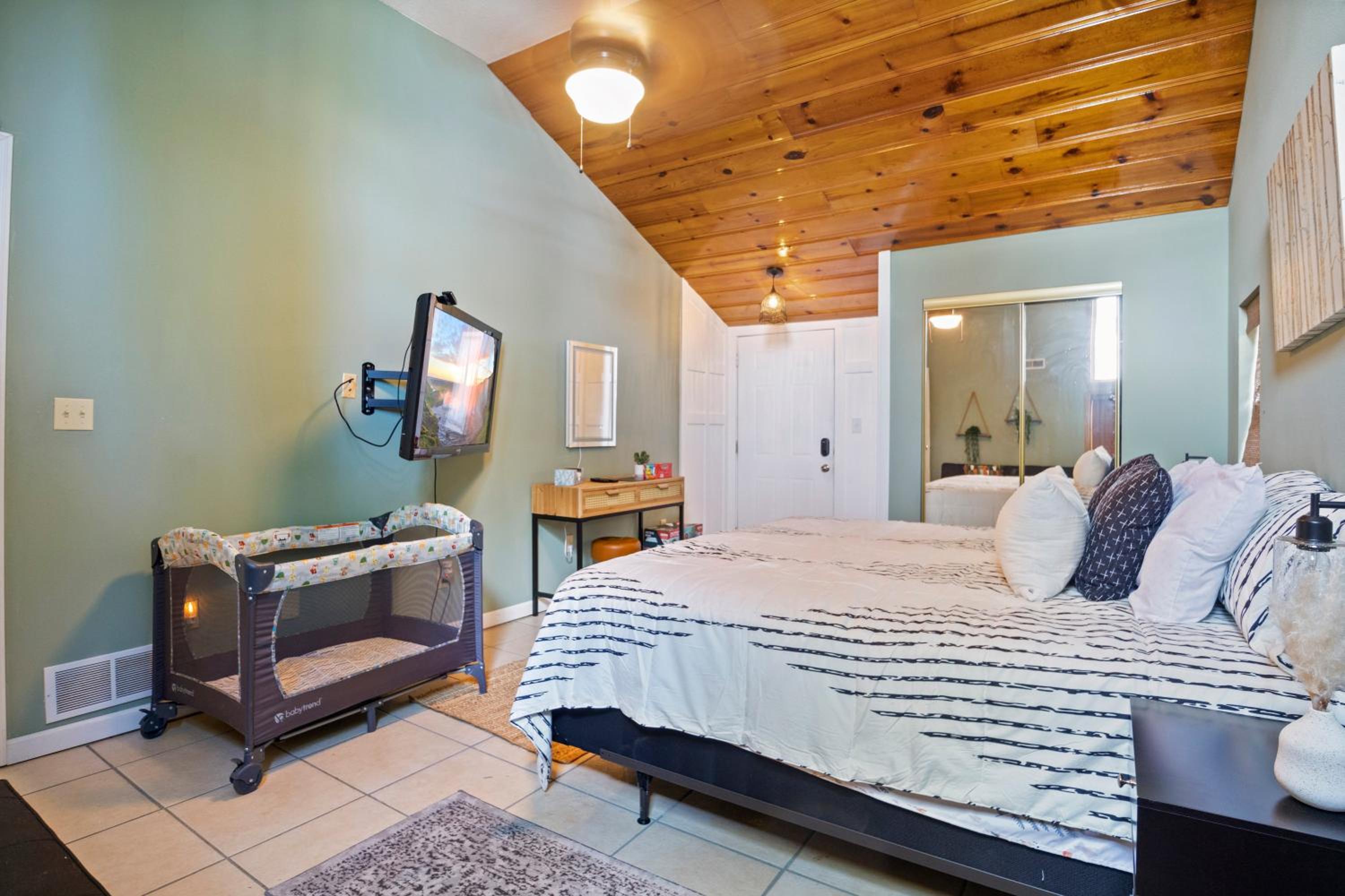 Pet-Friendly Lakefront Home in a Quiet Cove w/ Netflix, Outdoor Seating, Boat Slip