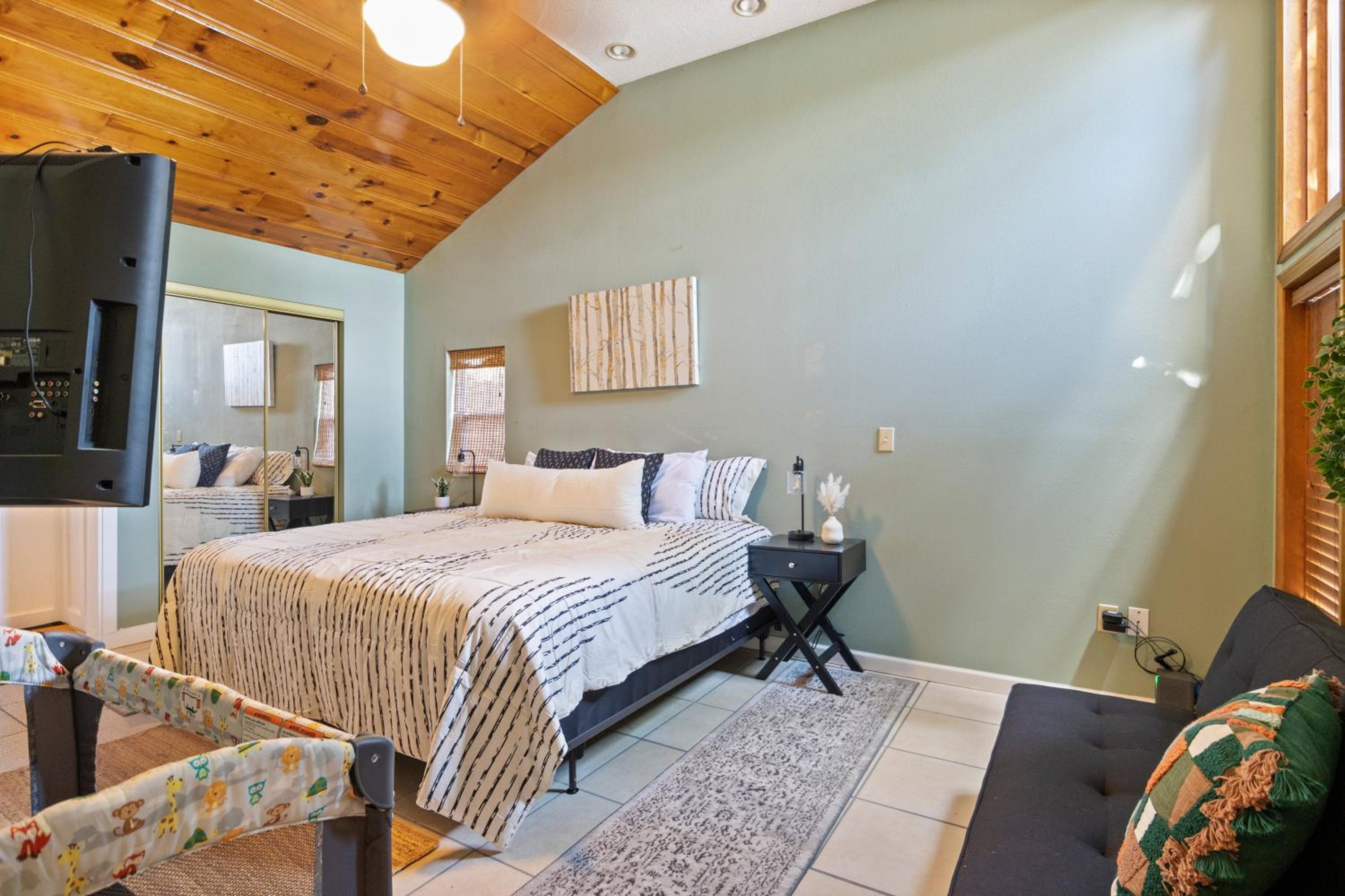 Pet-Friendly Lakefront Home in a Quiet Cove w/ Netflix, Outdoor Seating, Boat Slip