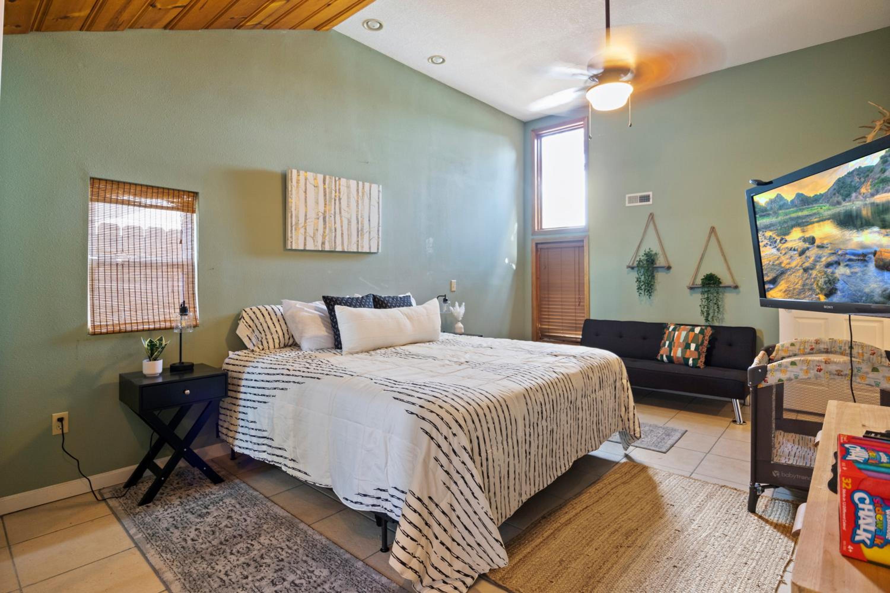 Pet-Friendly Lakefront Home in a Quiet Cove w/ Netflix, Outdoor Seating, Boat Slip