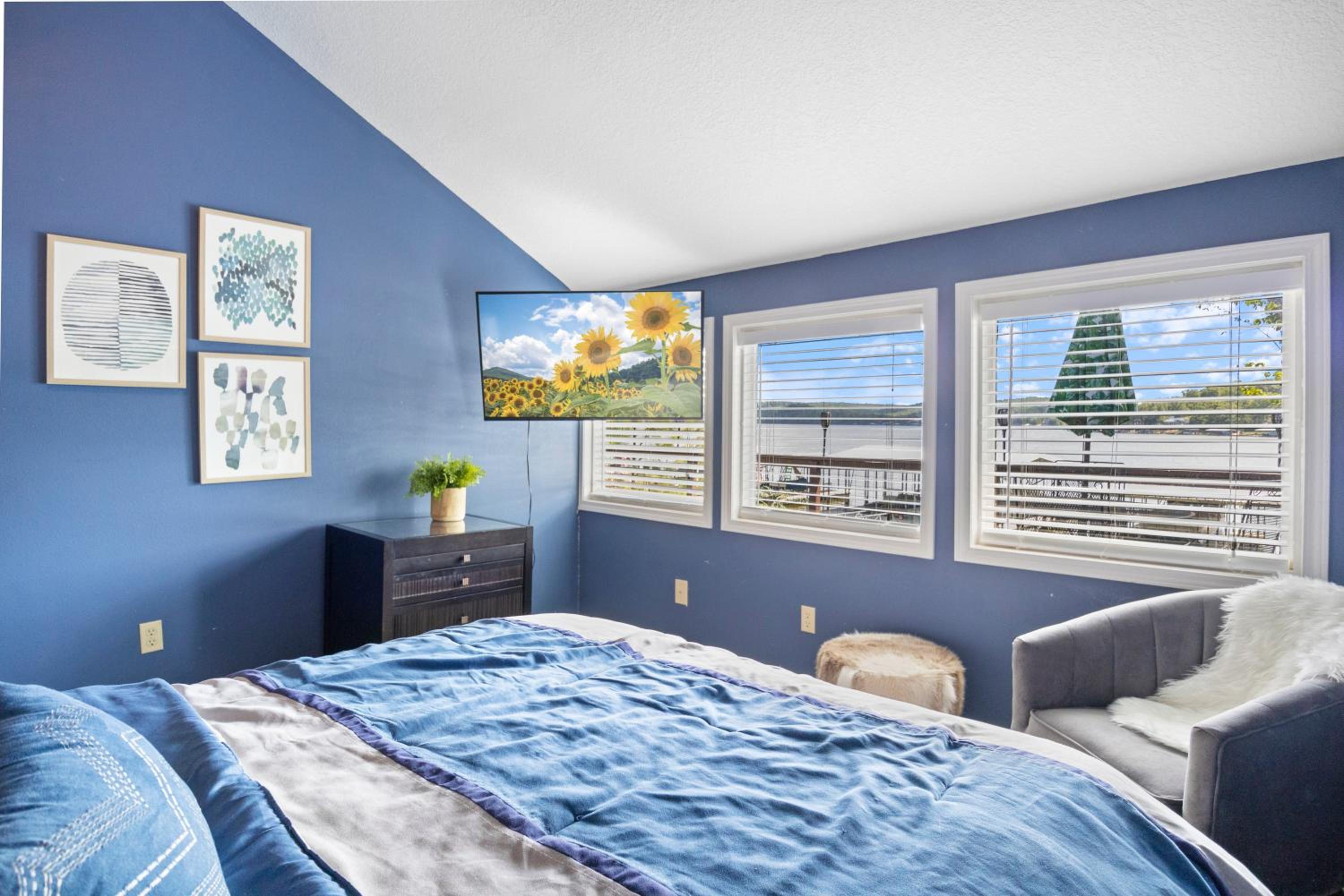 Pet-Friendly Lakefront Home in a Quiet Cove w/ Netflix, Outdoor Seating, Boat Slip