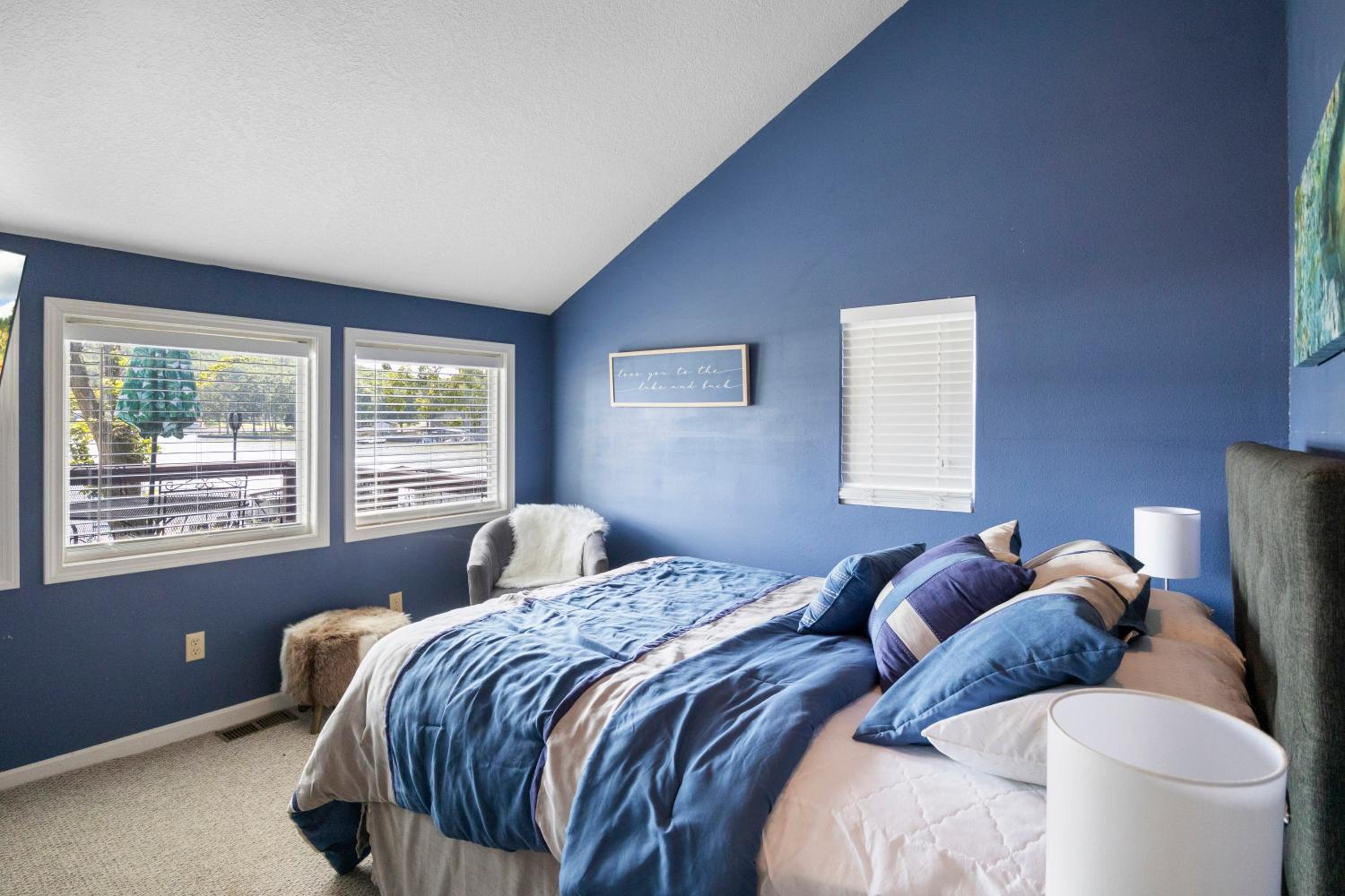 Pet-Friendly Lakefront Home in a Quiet Cove w/ Netflix, Outdoor Seating, Boat Slip