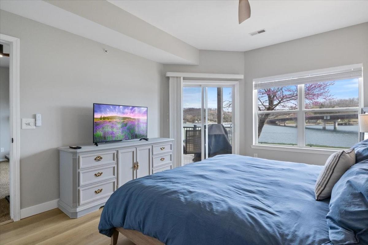 Steps to Water, Serene View, Updated Condo Family Fun w/ 3 Pools in Camdenton
