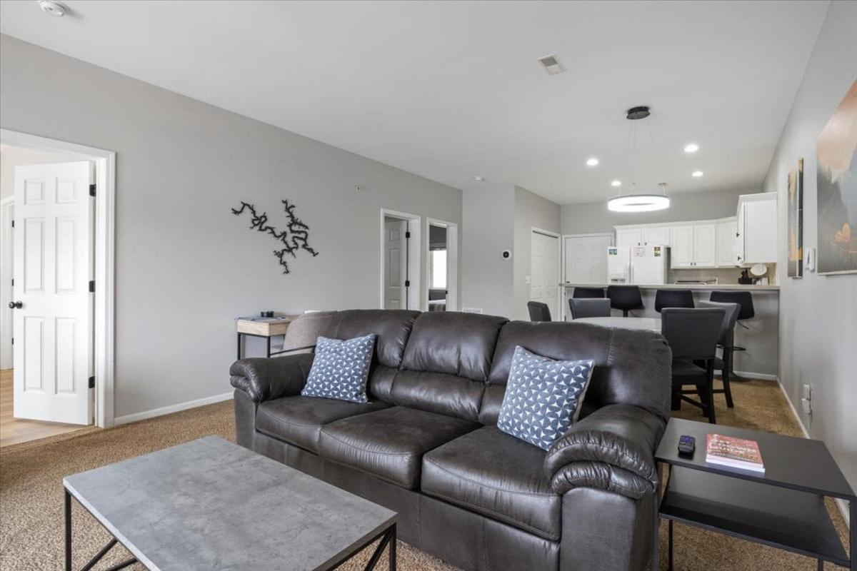 Steps to Water, Serene View, Updated Condo Family Fun w/ 3 Pools in Camdenton