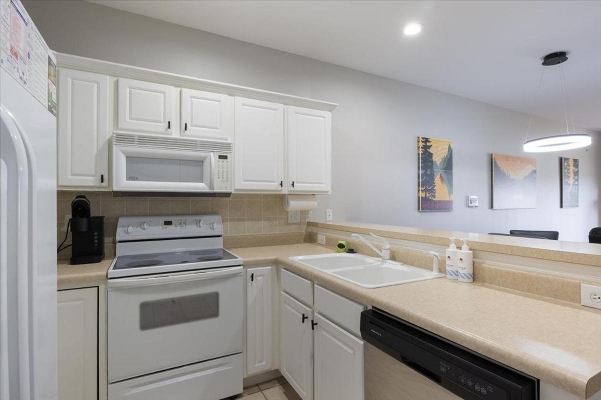 Steps to Water, Serene View, Updated Condo Family Fun w/ 3 Pools in Camdenton
