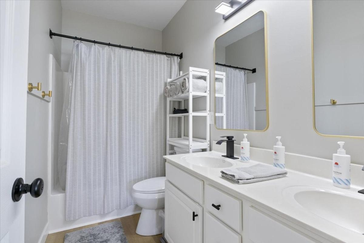 Steps to Water, Serene View, Updated Condo Family Fun w/ 3 Pools in Camdenton
