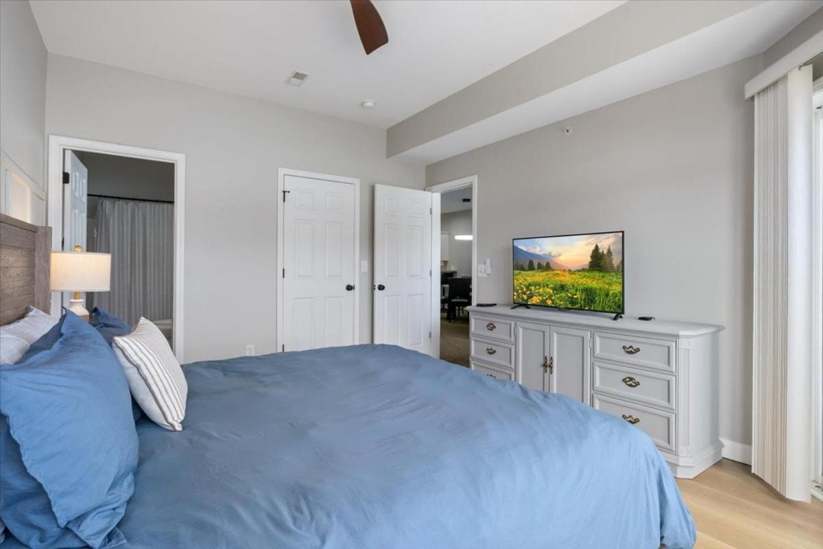 Steps to Water, Serene View, Updated Condo Family Fun w/ 3 Pools in Camdenton