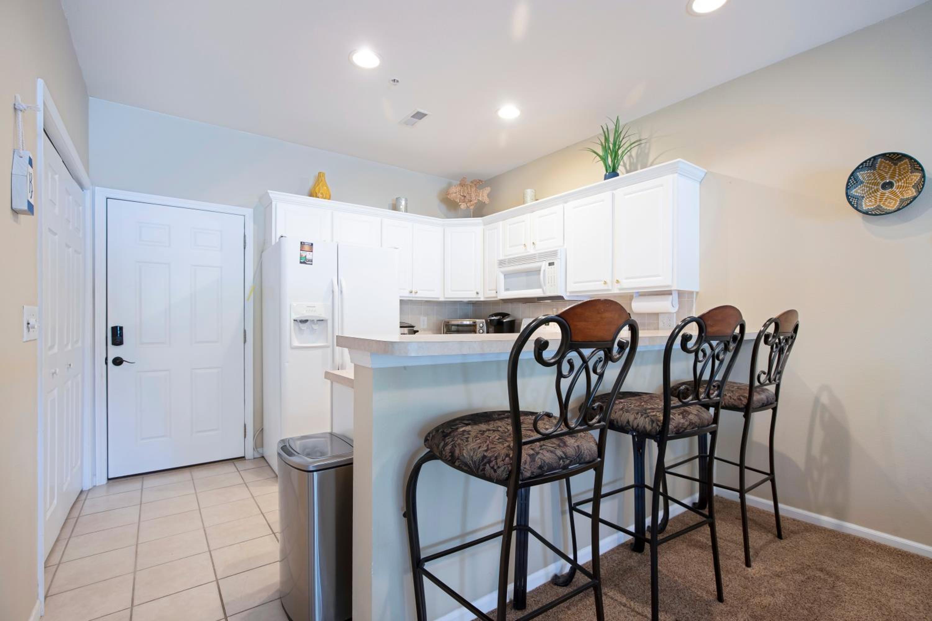Steps to Water, Serene View, Updated Condo Family Fun w/ 3 Pools in Camdenton