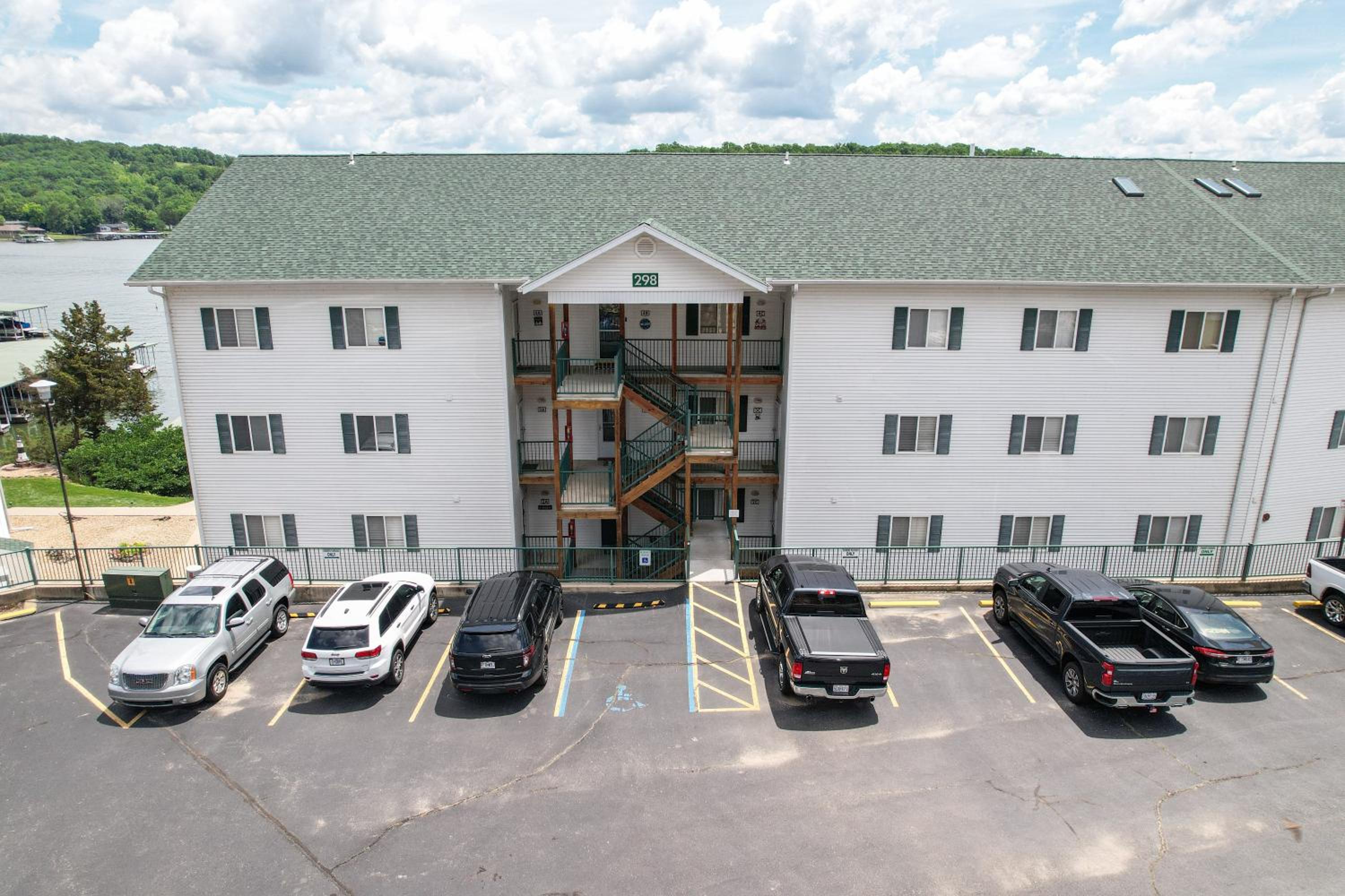 Steps to Water, Serene View, Updated Condo Family Fun w/ 3 Pools in Camdenton