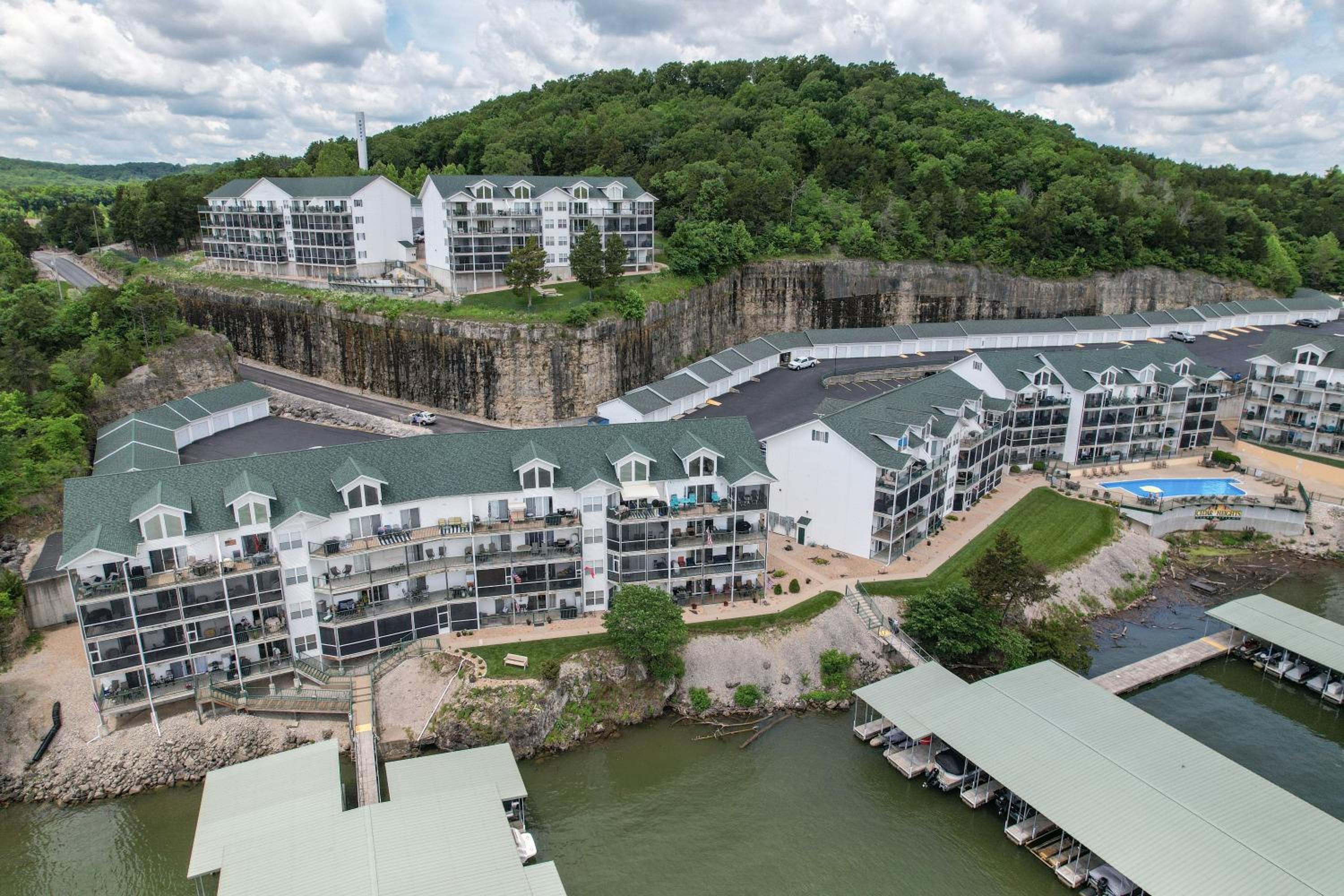 Steps to Water, Serene View, Updated Condo Family Fun w/ 3 Pools in Camdenton