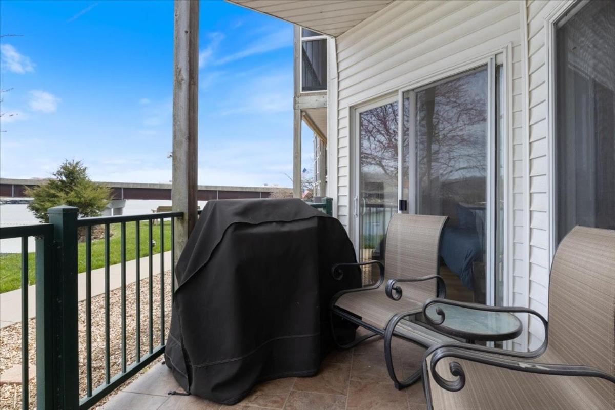 Steps to Water, Serene View, Updated Condo Family Fun w/ 3 Pools in Camdenton