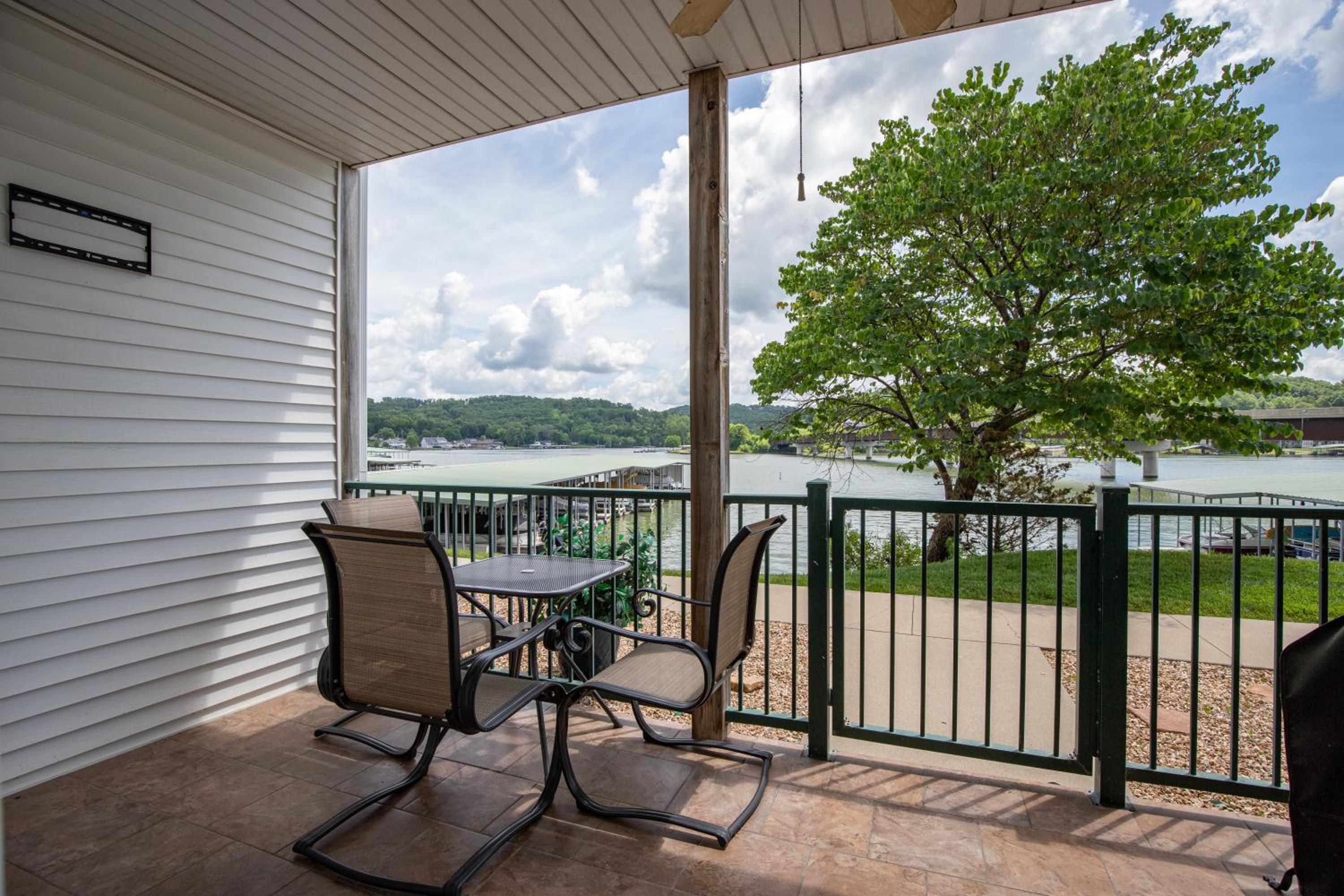 Steps to Water, Serene View, Updated Condo Family Fun w/ 3 Pools in Camdenton