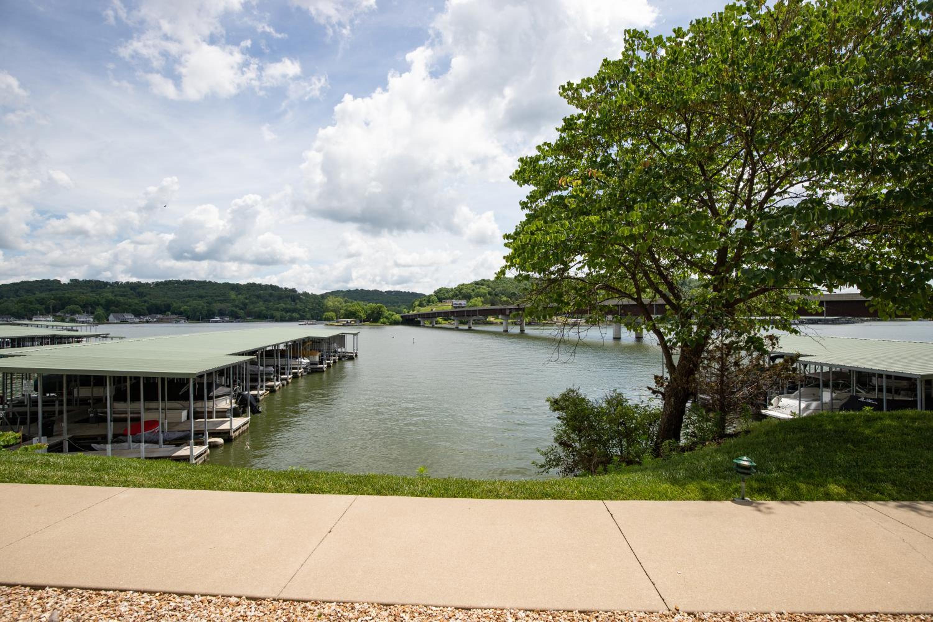 Steps to Water, Serene View, Updated Condo Family Fun w/ 3 Pools in Camdenton