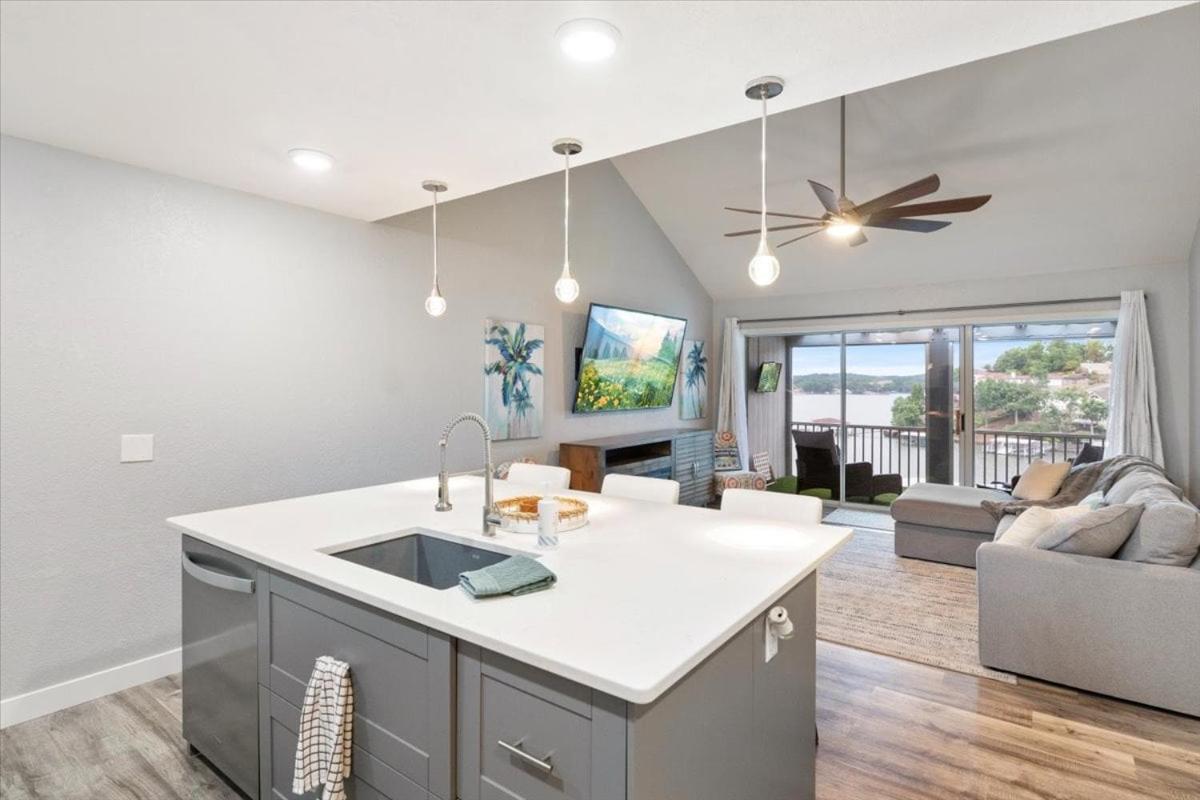 Penthouse Level Condo w/ Lake & Pool Views, Tennis & Pickleball