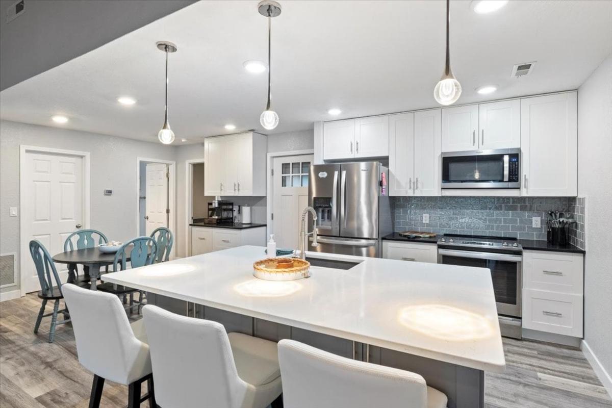 Penthouse Level Condo w/ Lake & Pool Views, Tennis & Pickleball