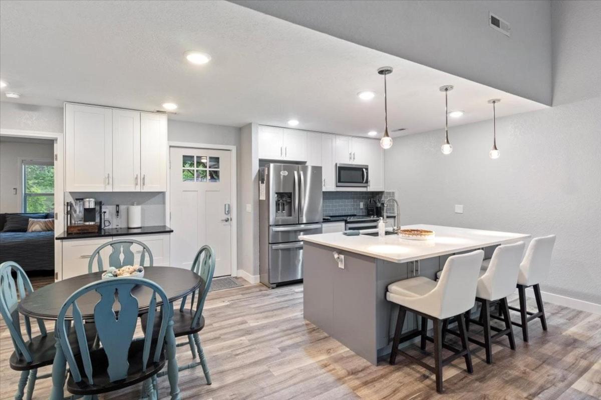 Penthouse Level Condo w/ Lake & Pool Views, Tennis & Pickleball
