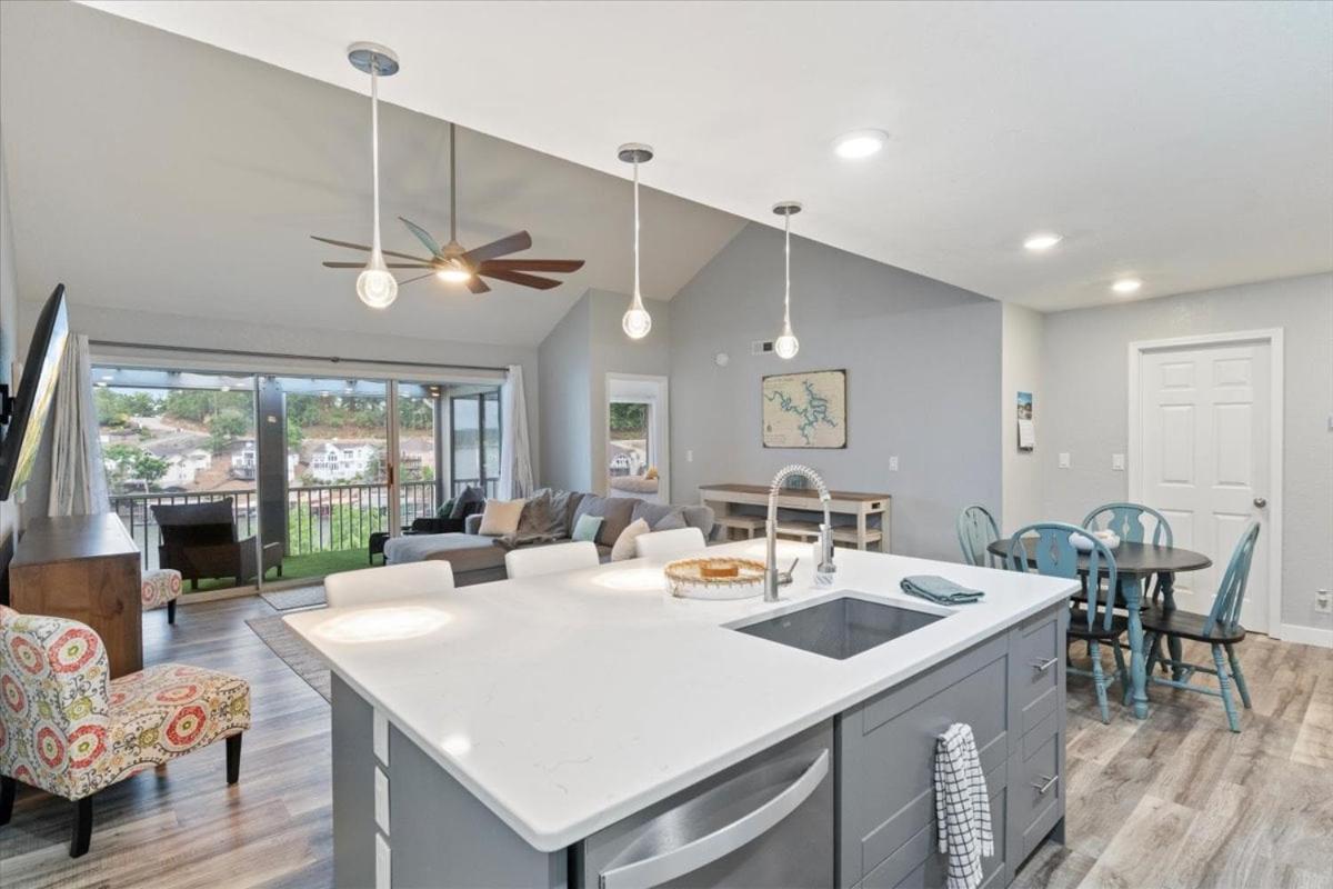 Penthouse Level Condo w/ Lake & Pool Views, Tennis & Pickleball