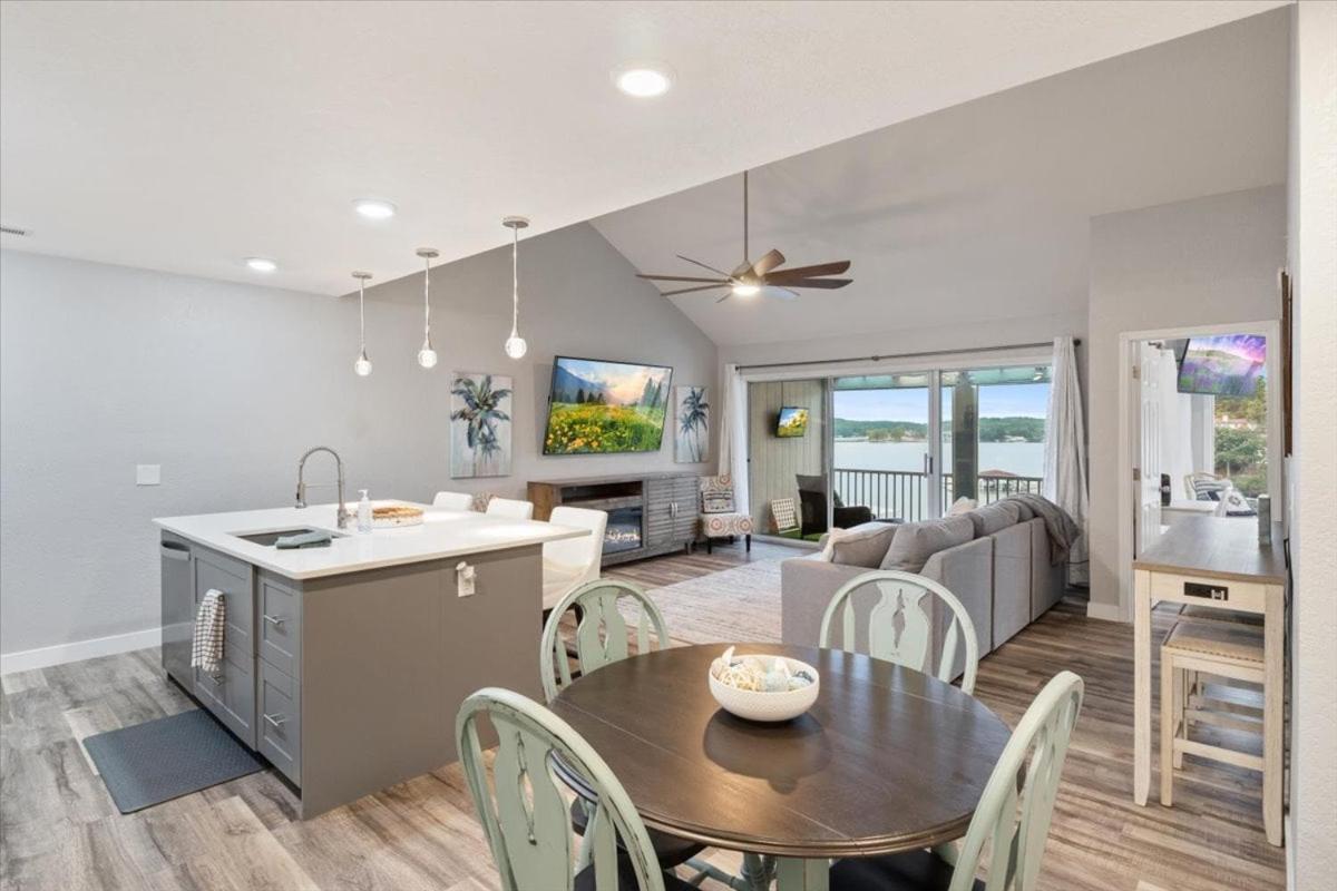 Penthouse Level Condo w/ Lake & Pool Views, Tennis & Pickleball