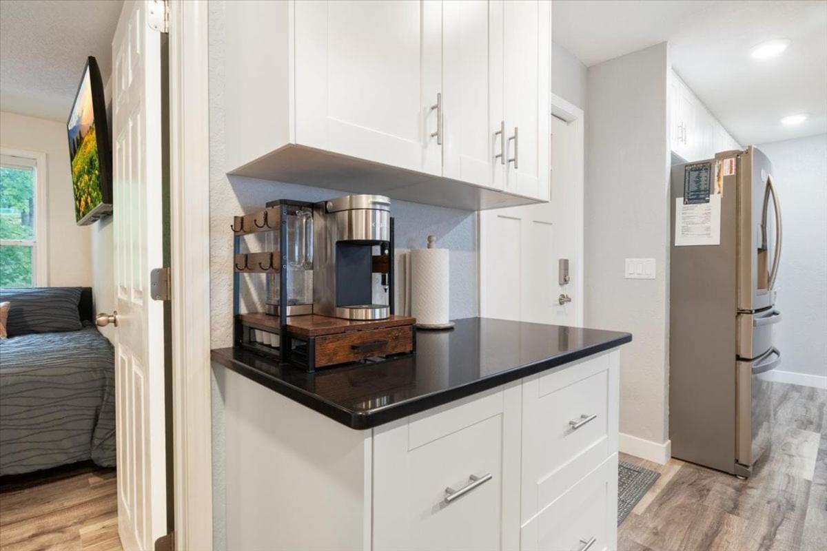 Penthouse Level Condo w/ Lake & Pool Views, Tennis & Pickleball