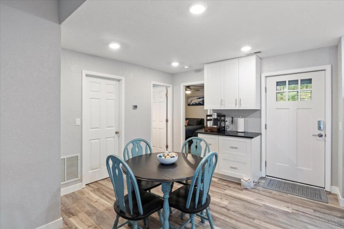 Penthouse Level Condo w/ Lake & Pool Views, Tennis & Pickleball