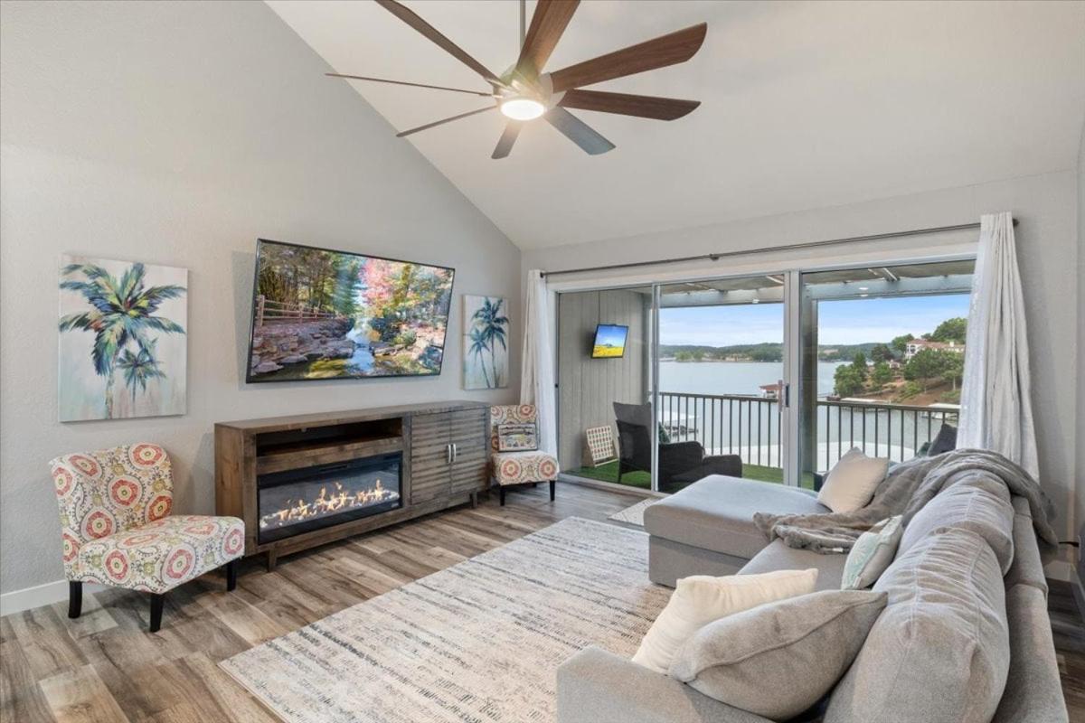 Penthouse Level Condo w/ Lake & Pool Views, Tennis & Pickleball