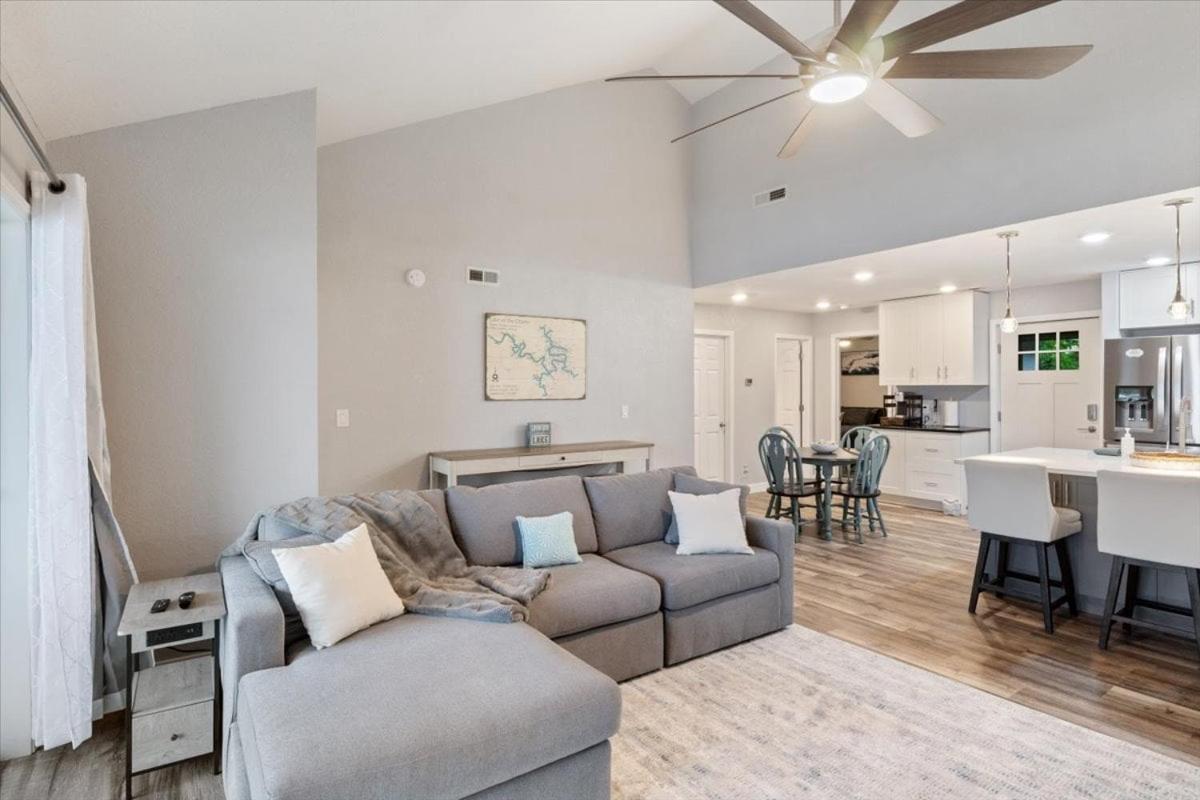 Penthouse Level Condo w/ Lake & Pool Views, Tennis & Pickleball