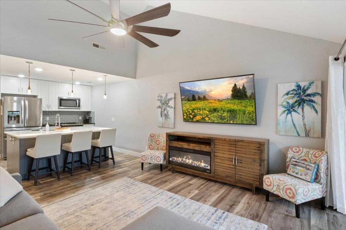 Penthouse Level Condo w/ Lake & Pool Views, Tennis & Pickleball