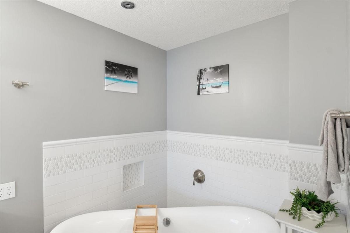 Penthouse Level Condo w/ Lake & Pool Views, Tennis & Pickleball