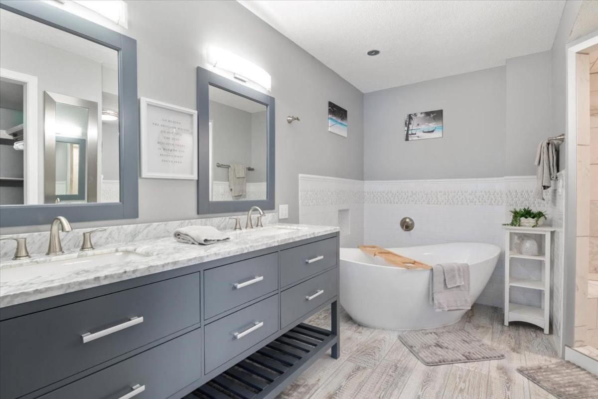 Penthouse Level Condo w/ Lake & Pool Views, Tennis & Pickleball