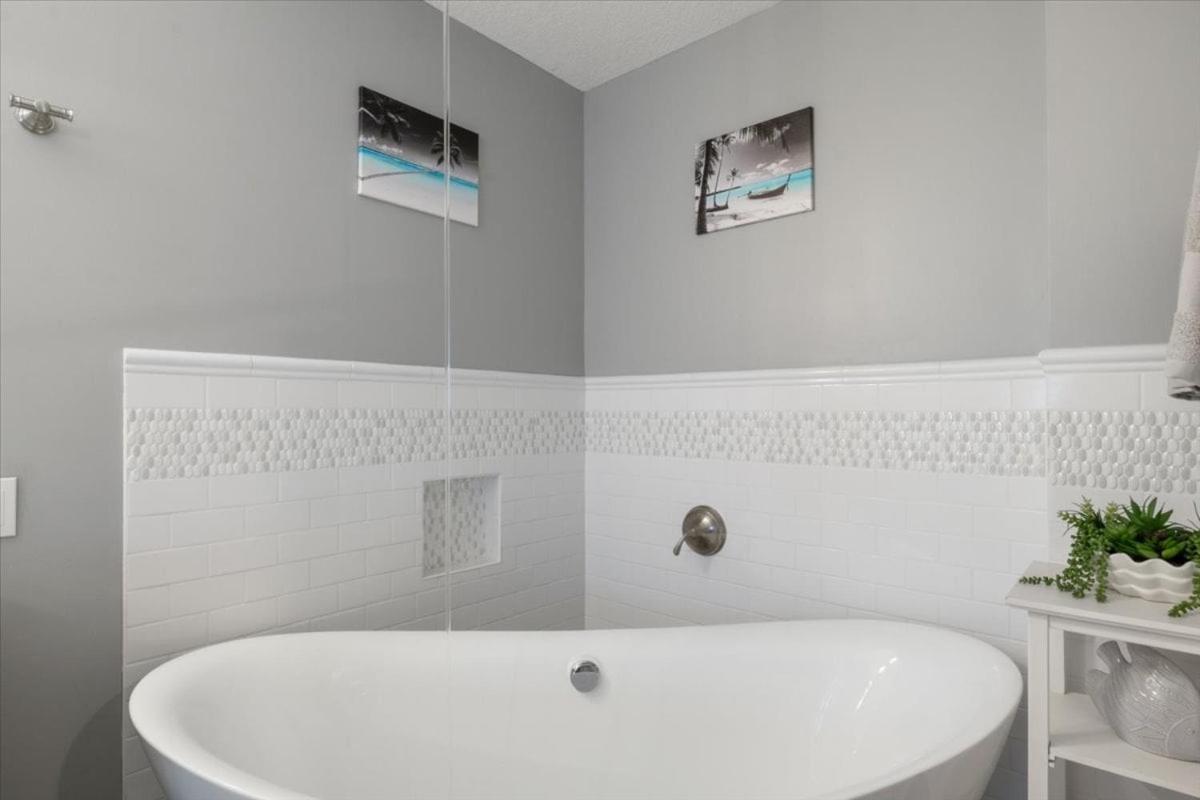 Penthouse Level Condo w/ Lake & Pool Views, Tennis & Pickleball